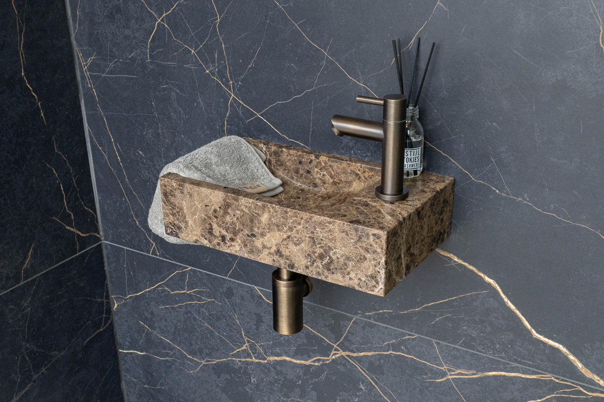 Saniclear Dark Emperador fonteinset met rechte kraan in verouderd messing