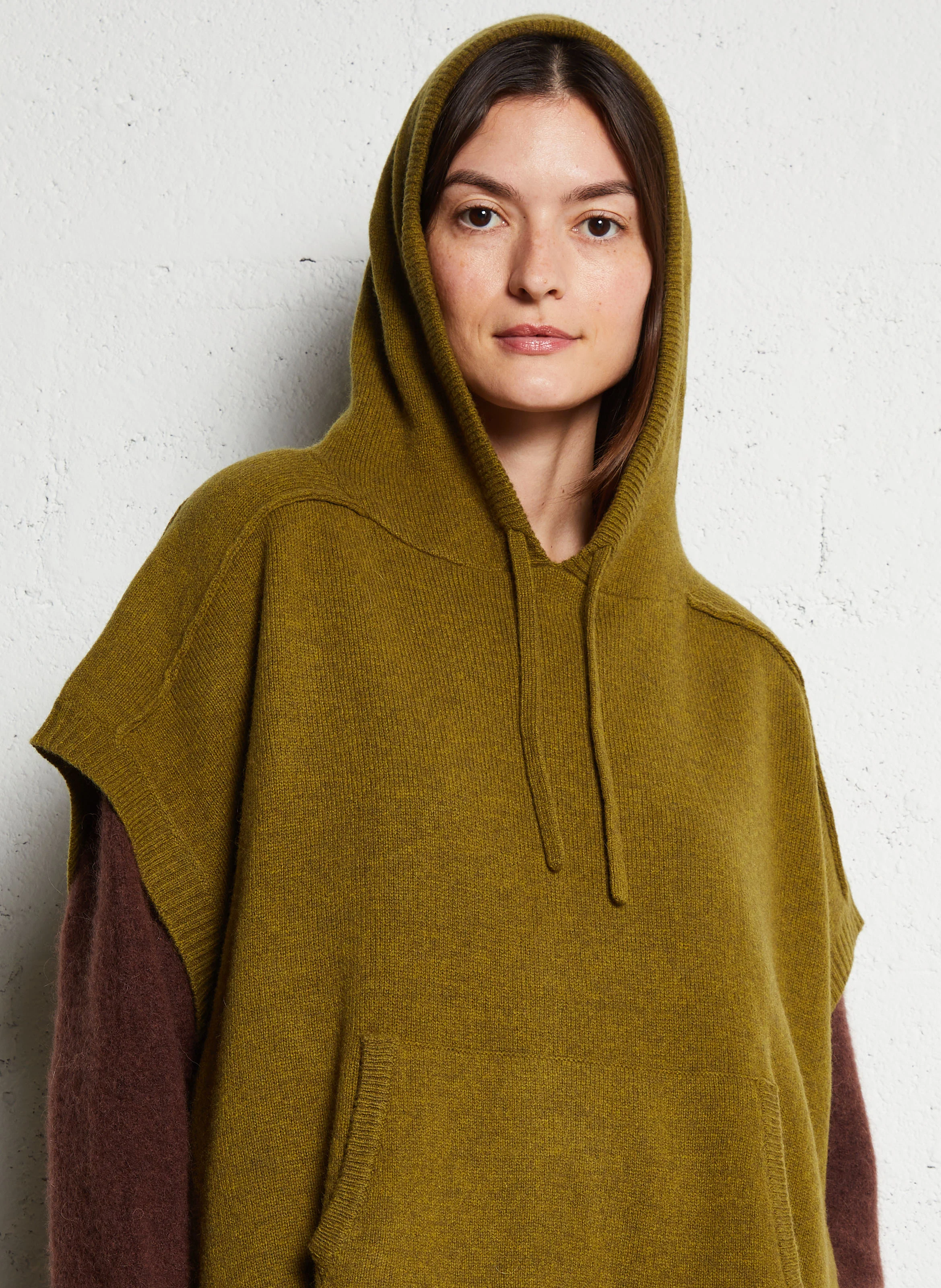 LOUANE - Pull sans manches col à capuche en laine | Vert