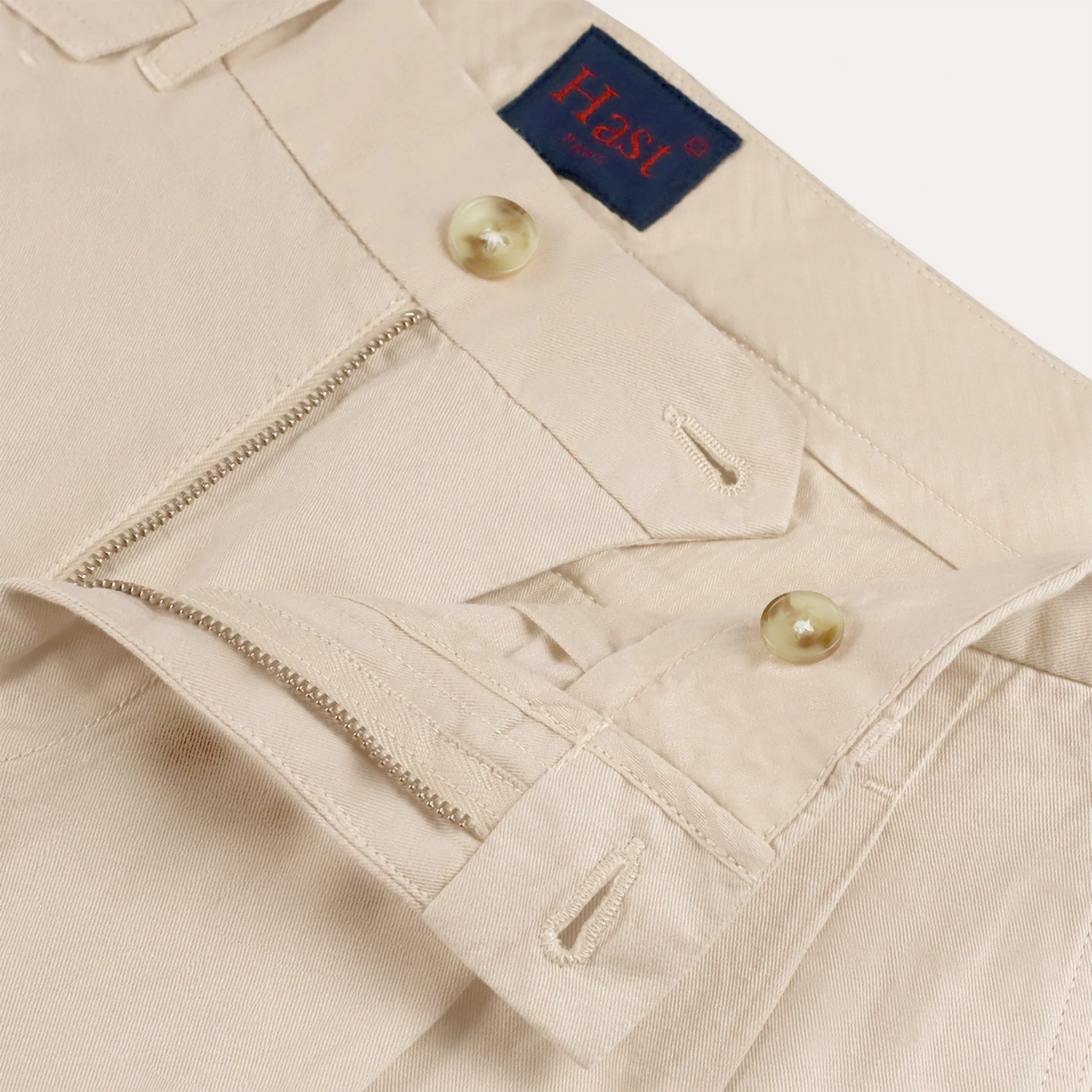 Double-pleated shorts in ecru cotton and linen