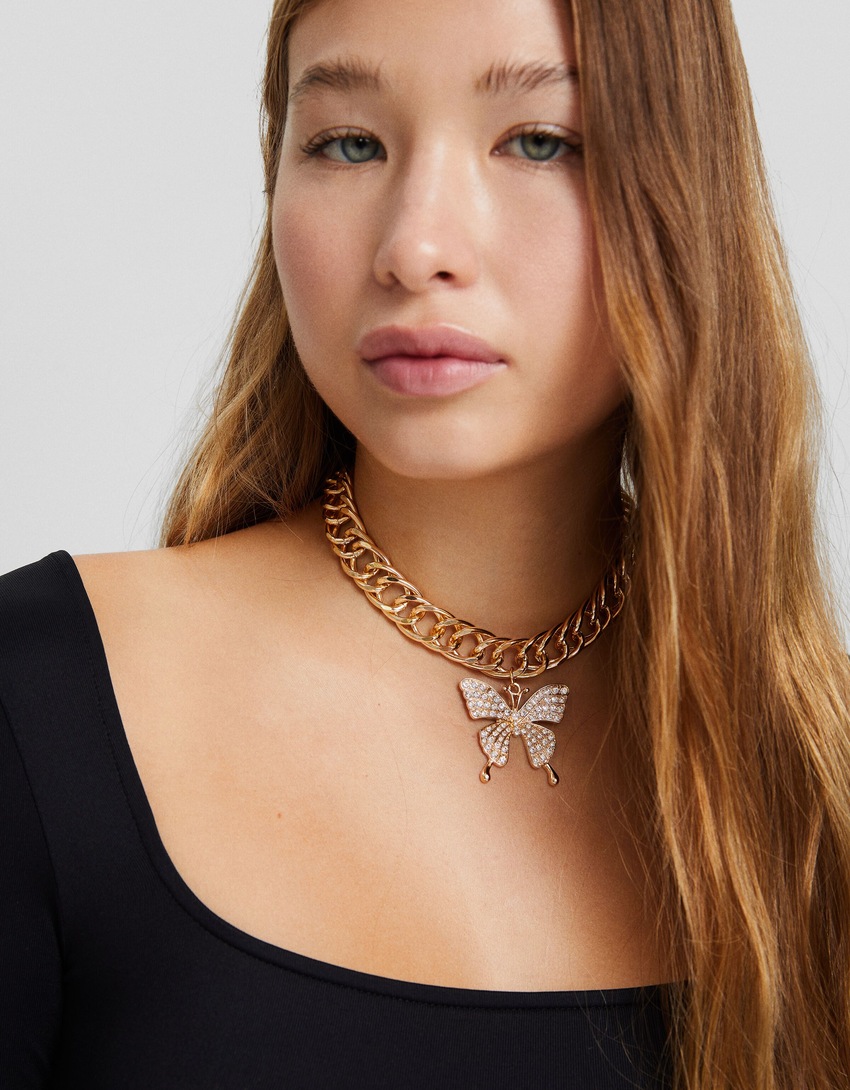 Colar gargantilha com corrente e borboleta de strass