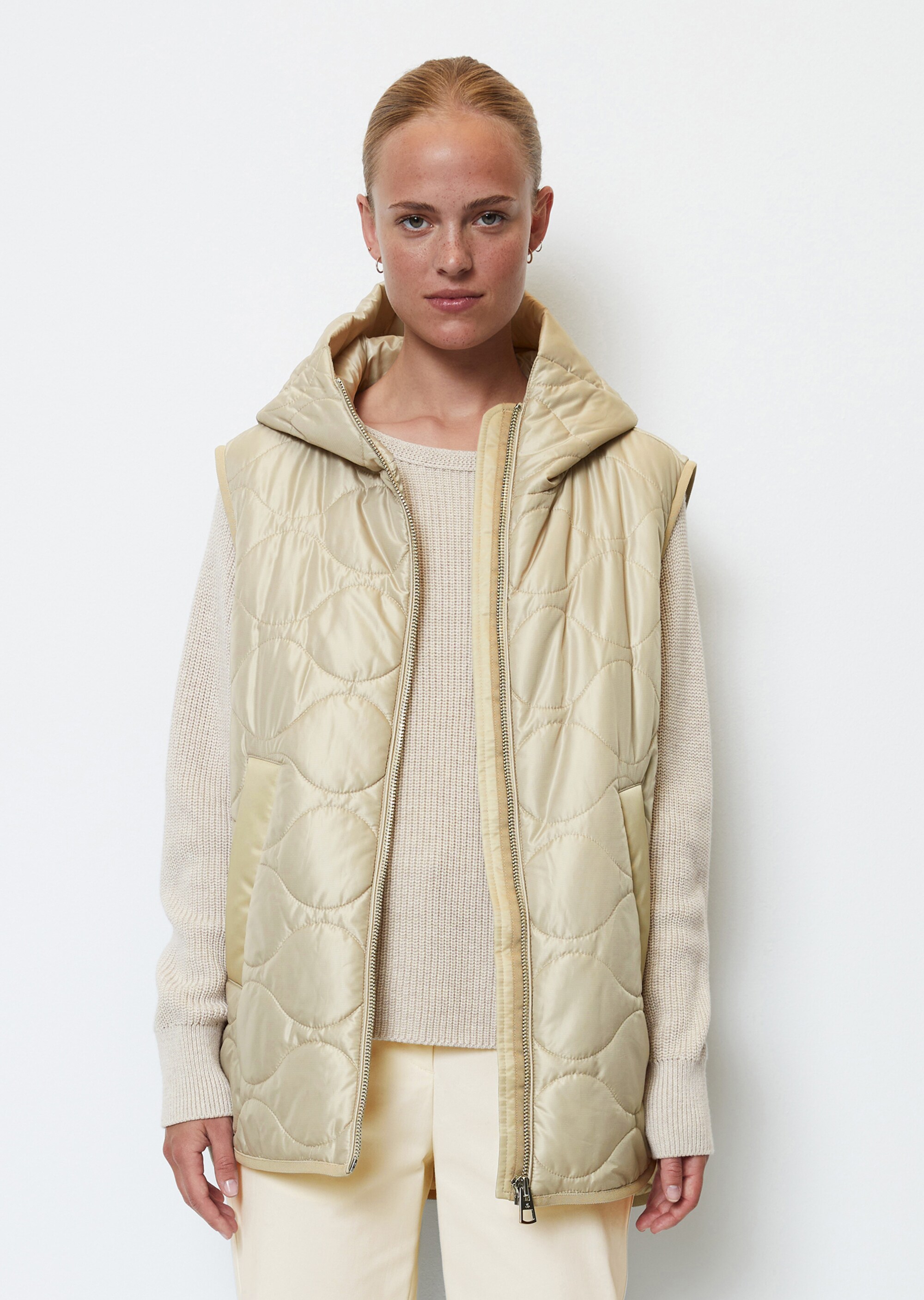 Steppweste im Cape-Stil relaxedaus recyceltem Polyester