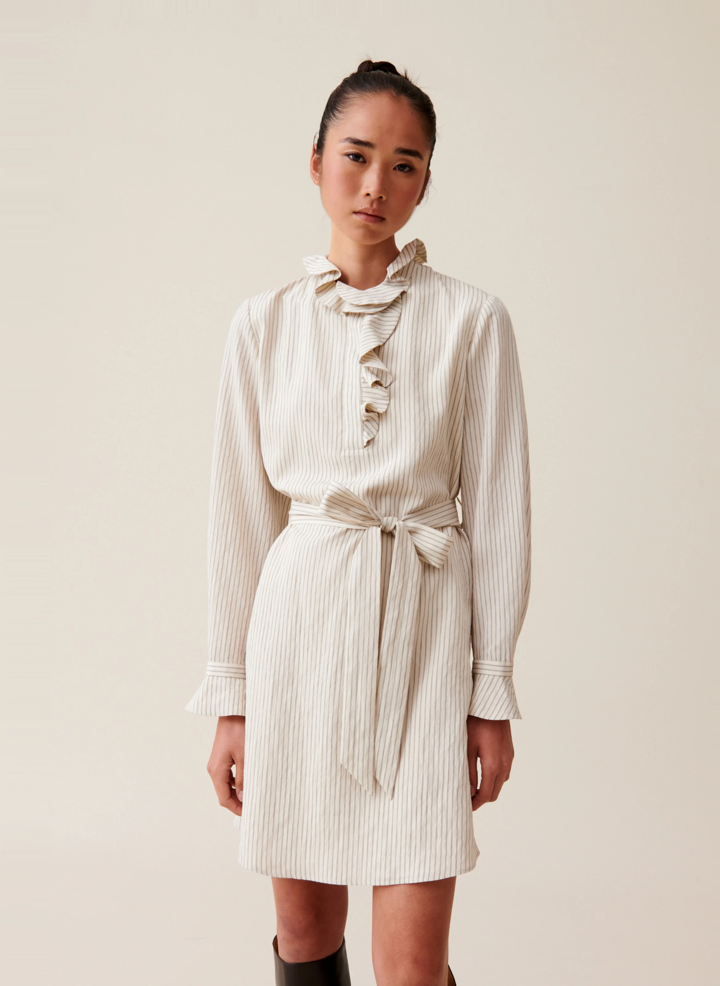 Robe courte col volanté rayée | Beige