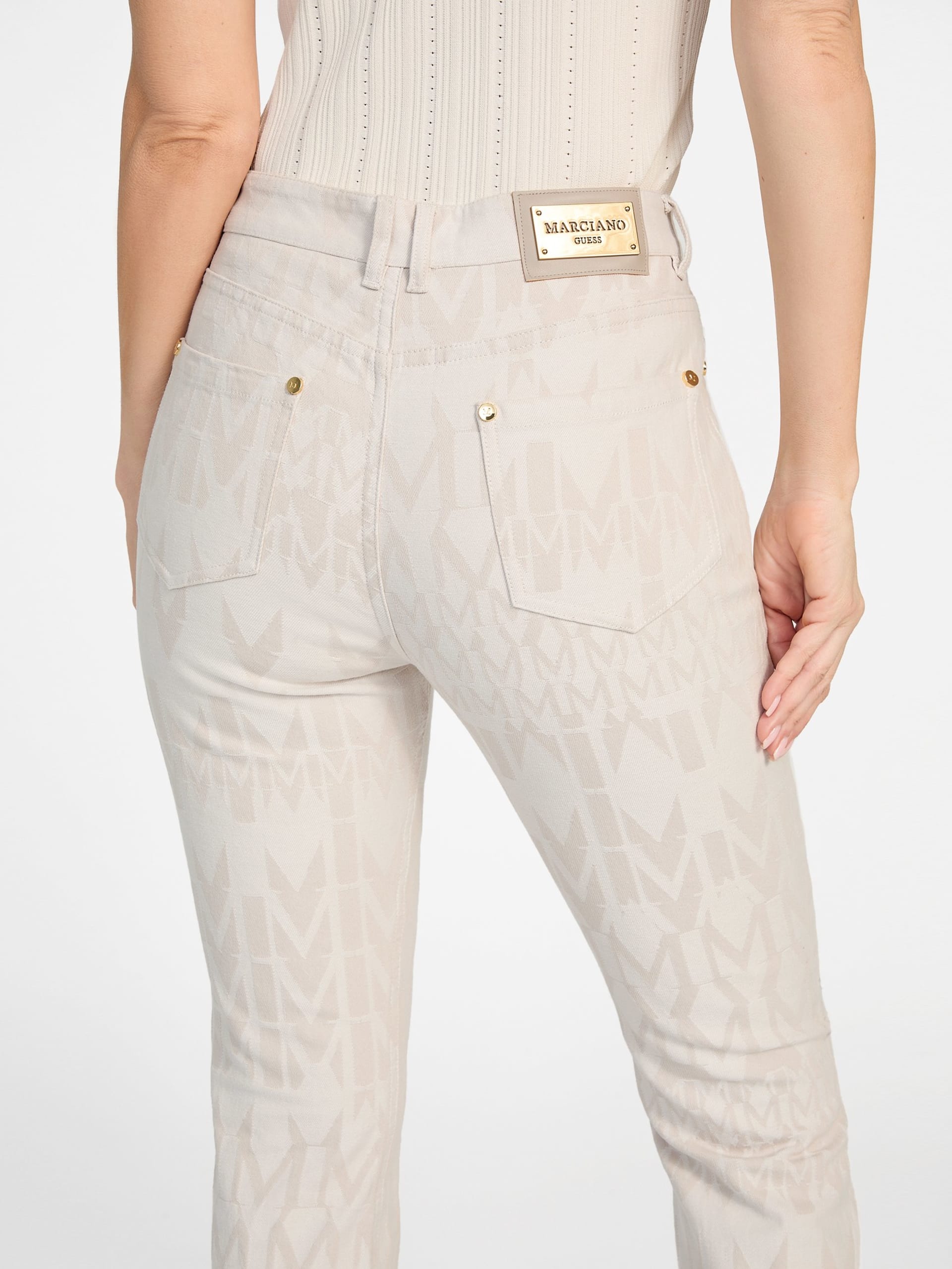 Calça jeans flare com monograma Sarah