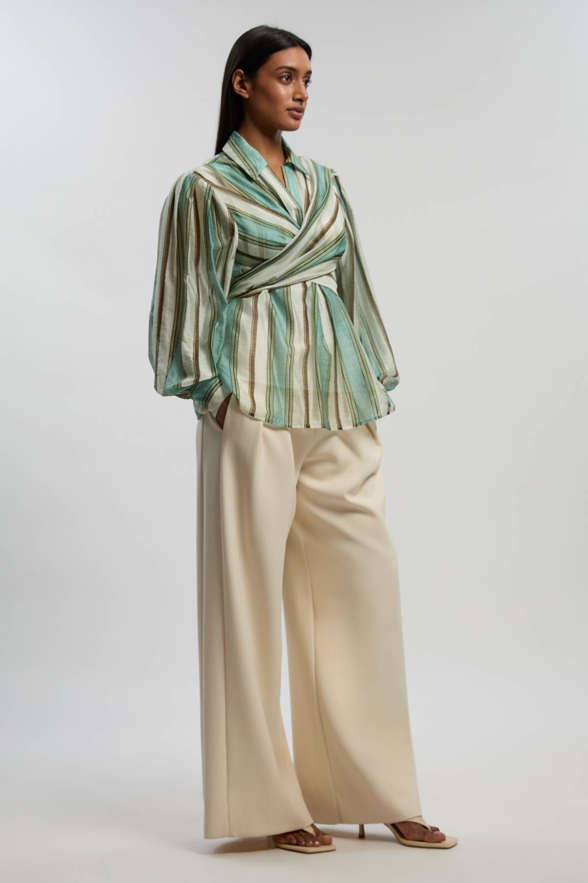 KarenMillen Blouse À Manches Spectaculaires En Organdi Slub Rayé Avec Détail Portefeuille Tissé