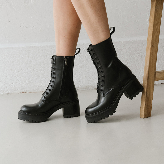 Boots à plateformes et lacets  en cuir glacé noir