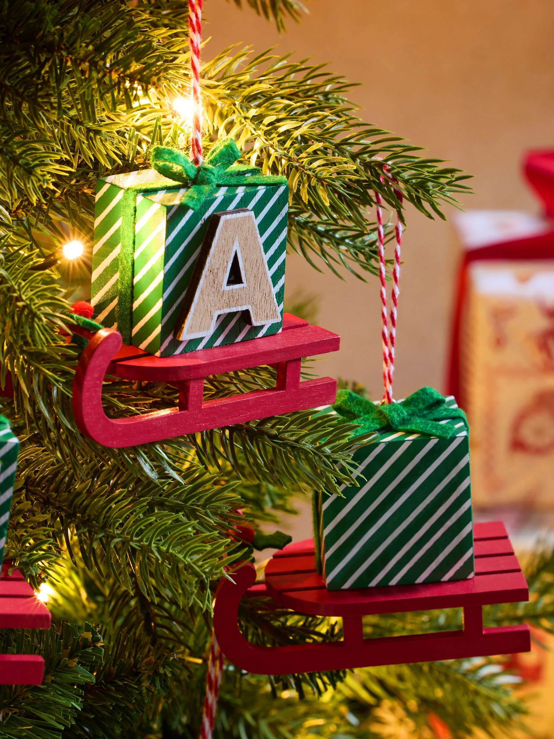 Set van 2 monogram-kerstballen in de vorm van een slee