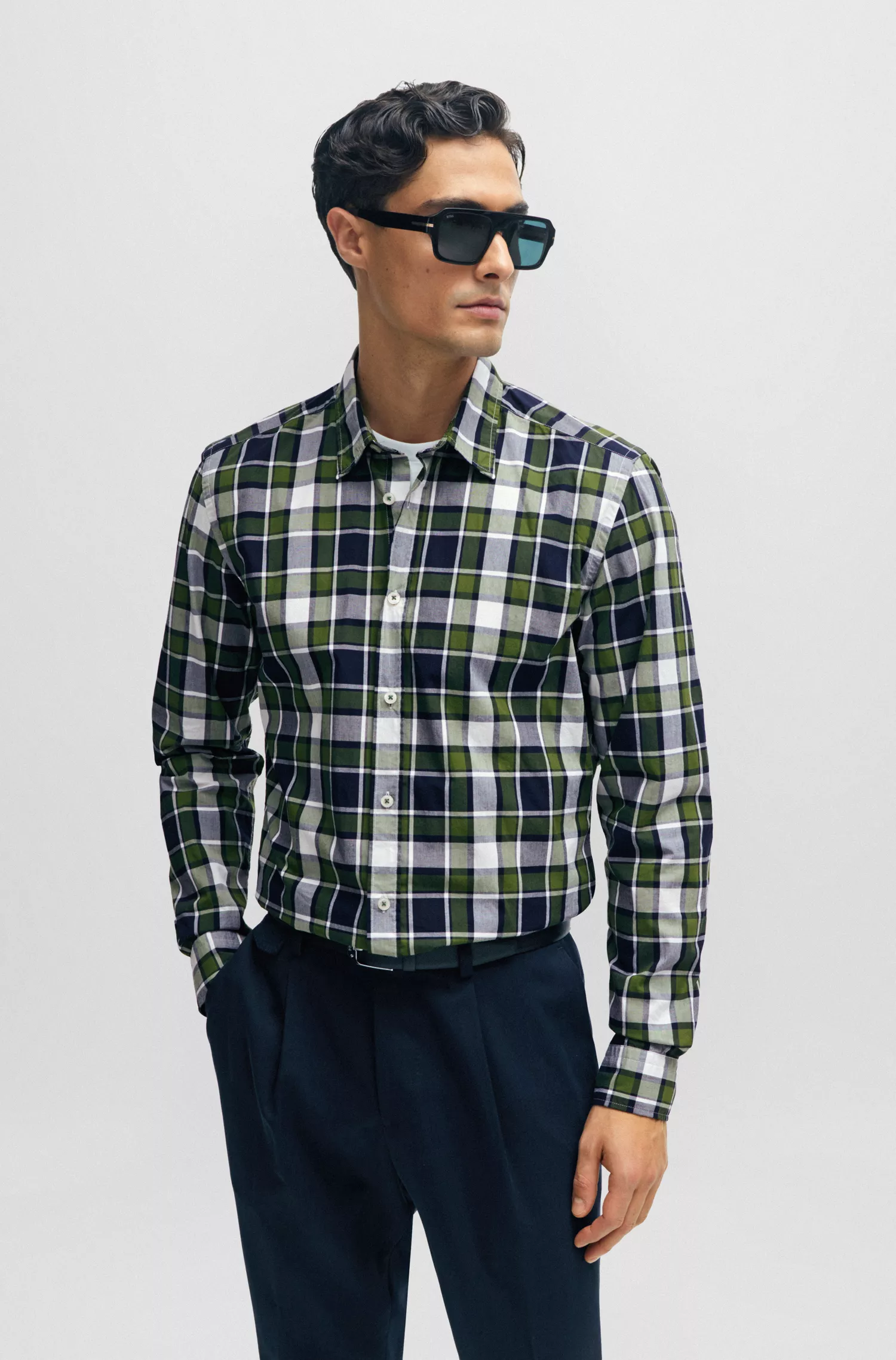 Camisa BOSS preta de corte regular em algodão elástico xadrez.