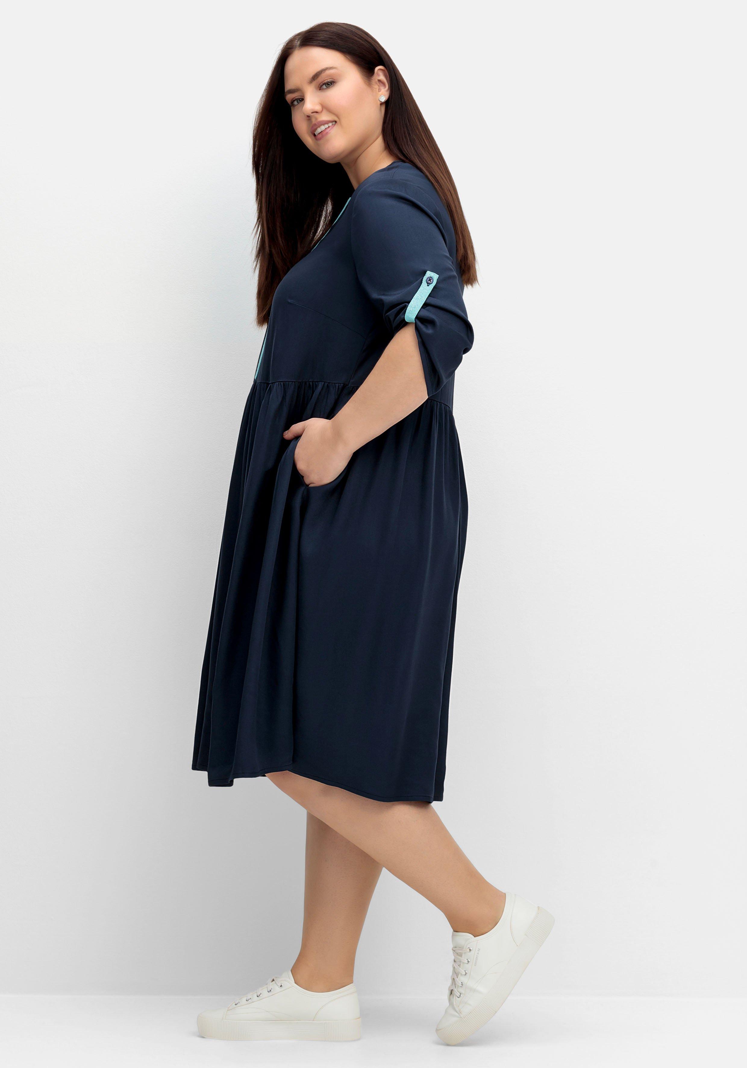 Kleid mit Kontrastblende und weitem Rock