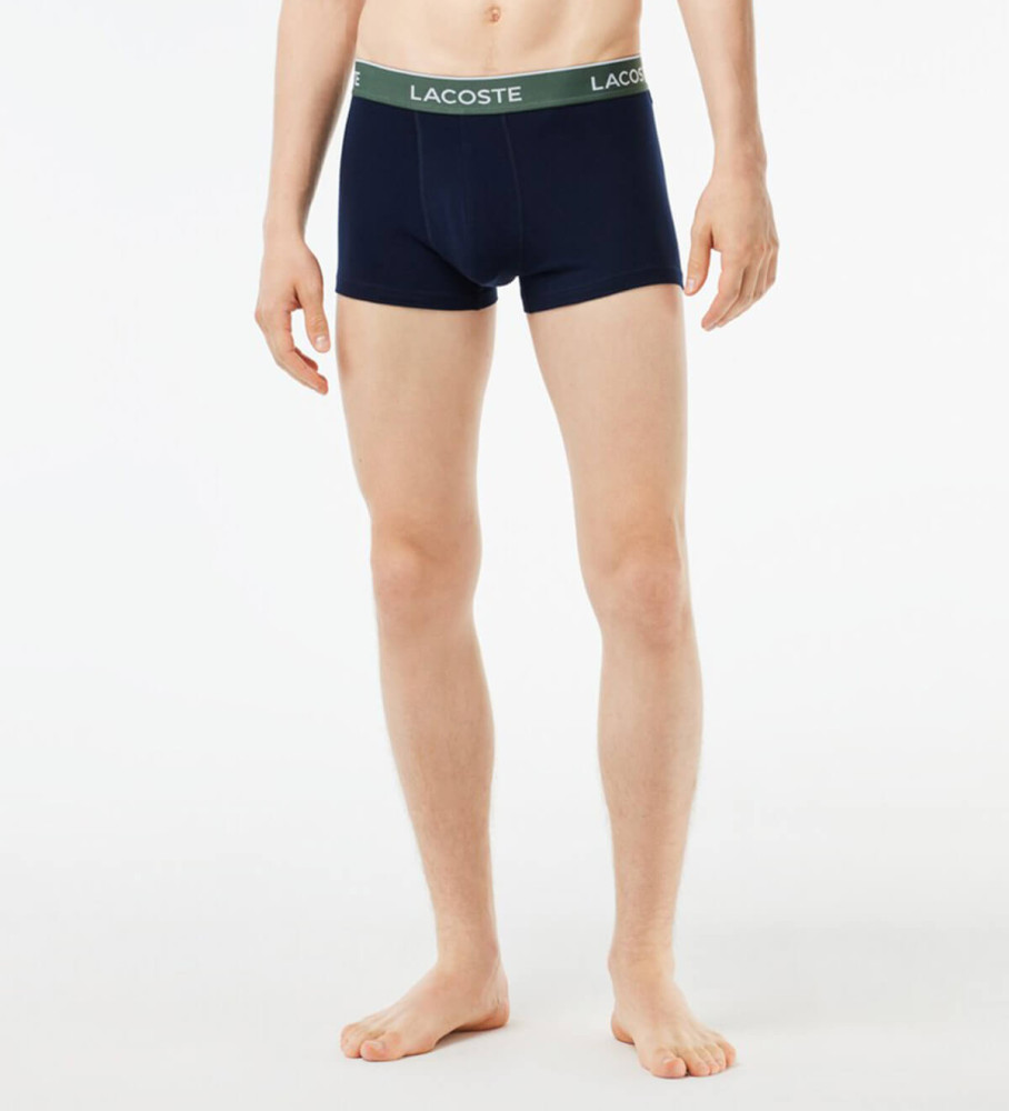 Conjunto de 3 cuecas boxer Lacoste com cós contrastante na cor azul marinho.