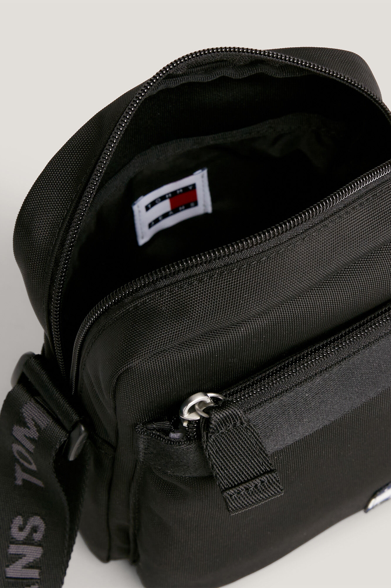 Bolsa de ombro masculina Tommy Jeans com bandeira