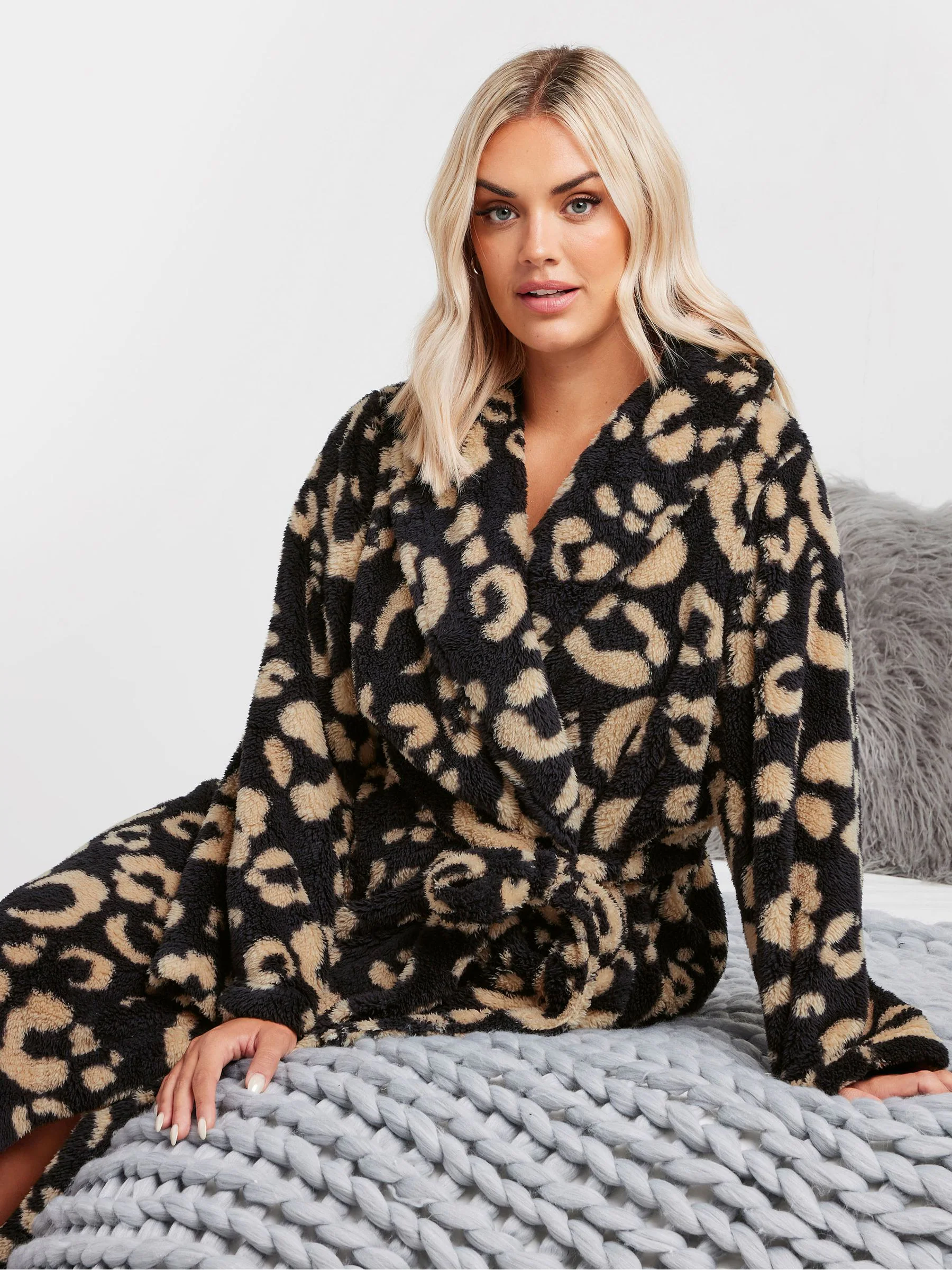 Yours Curve donzige badjas met sjaalkraag en dierenprint