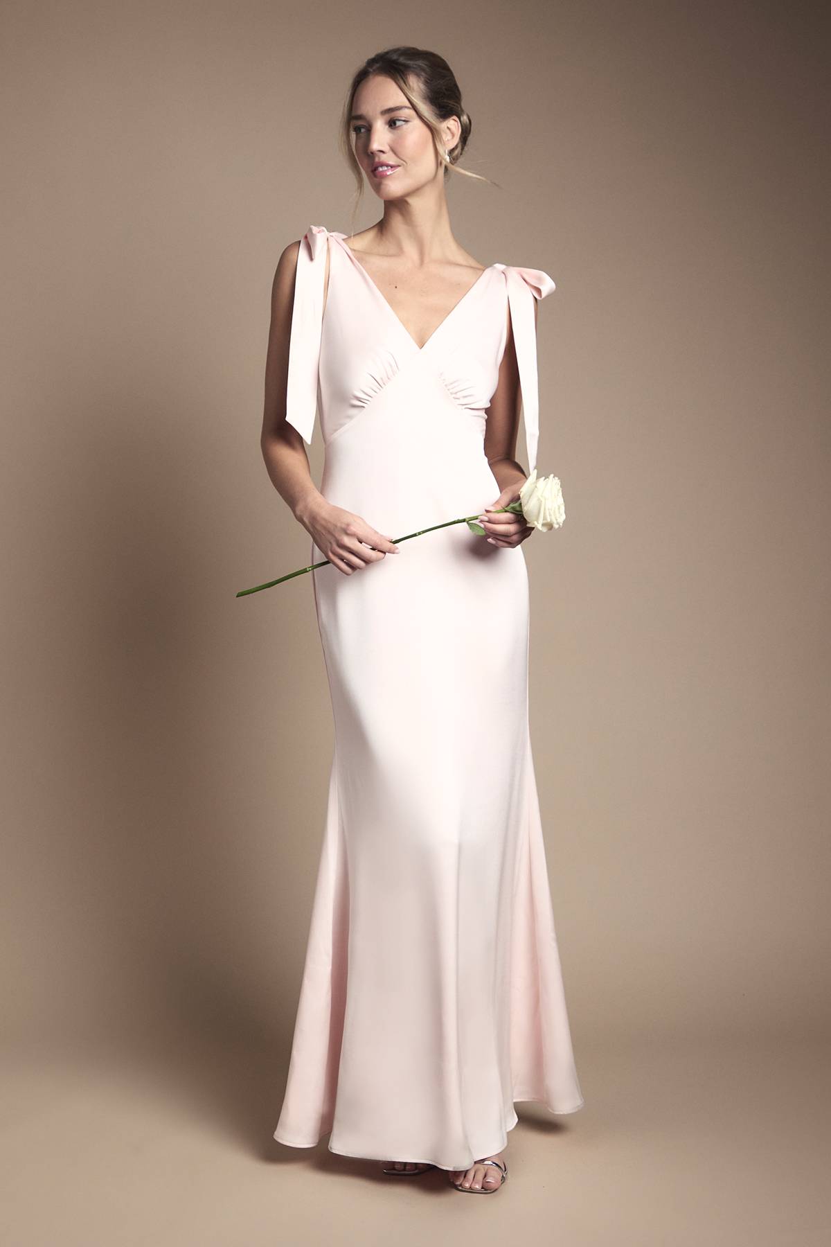 Coast Robe de Demoiselle d'Honneur Maxi Coast Honoured en Crêpe Satiné Dos Col V Épaules Nouées