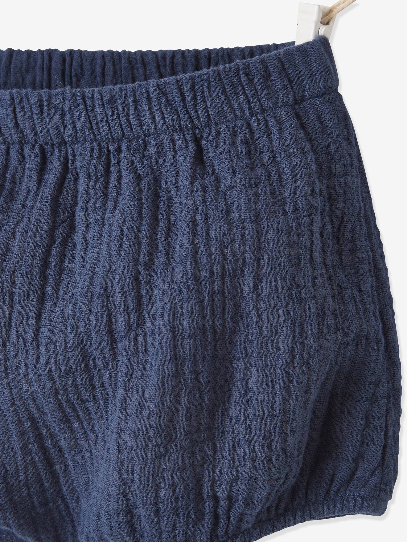 Conjunto para recém-nascido composto por camiseta e shorts para ocasiões formais, na cor marrom.