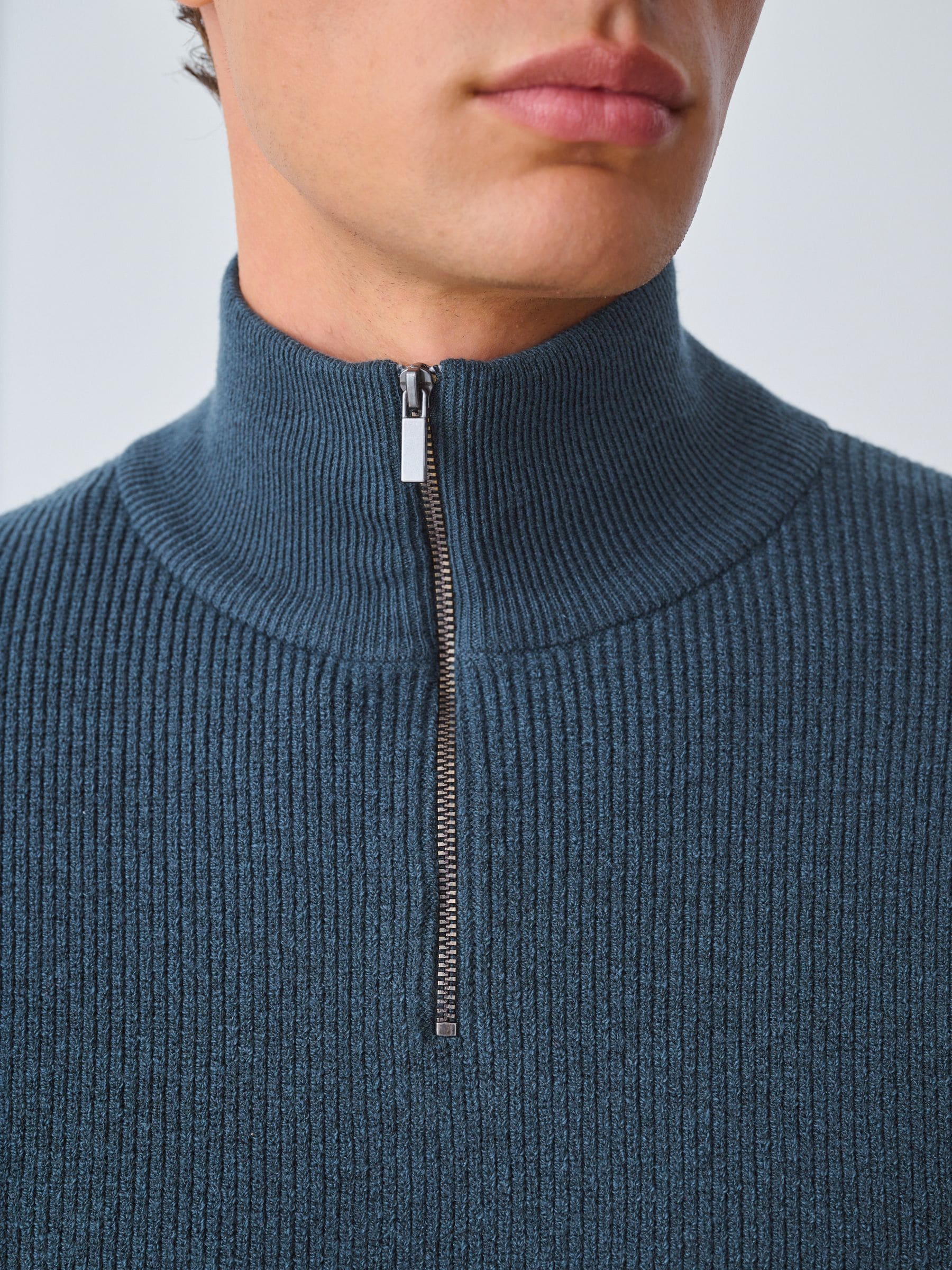 Blauwgroen - Essential geribbelde trui met korte rits en Regular fit