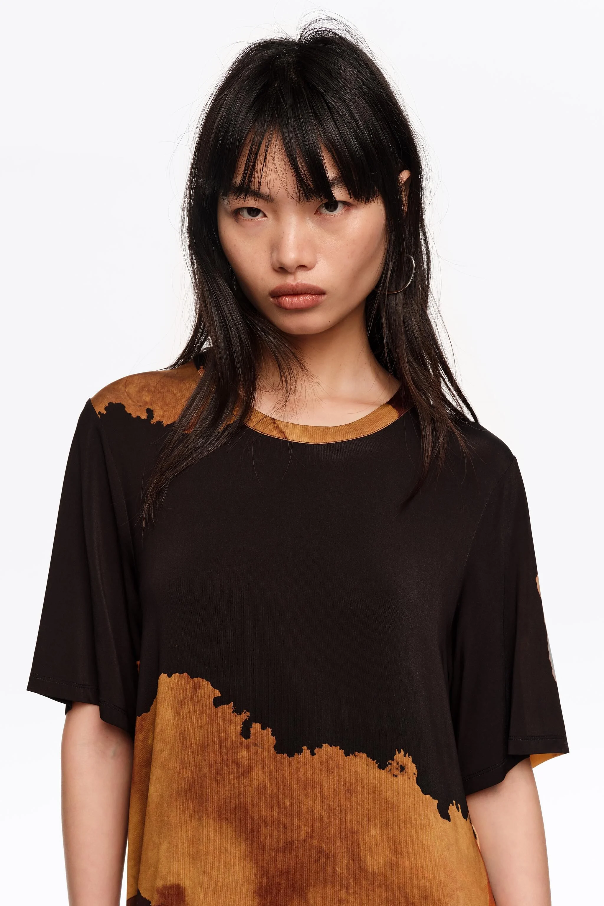 Vestido midi preto fluido estilo camiseta