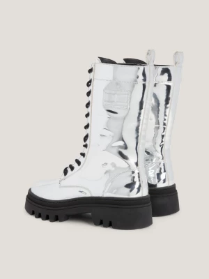 Botas metálicas com cadarço e travas
