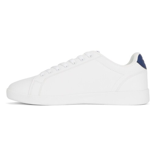 Tênis Umbro Classic Cup com cadarço e design perfurado