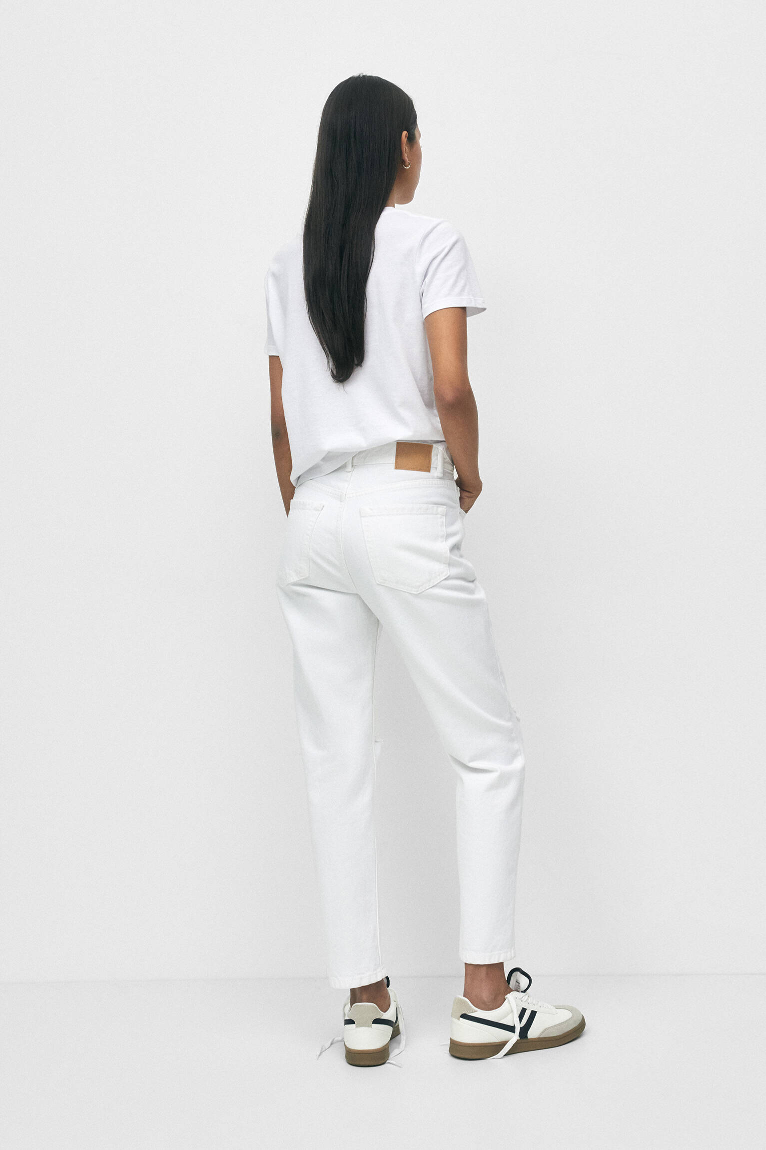 CALÇA JEANS MOM DE CINTURA ALTA RASGADA - BRANCA