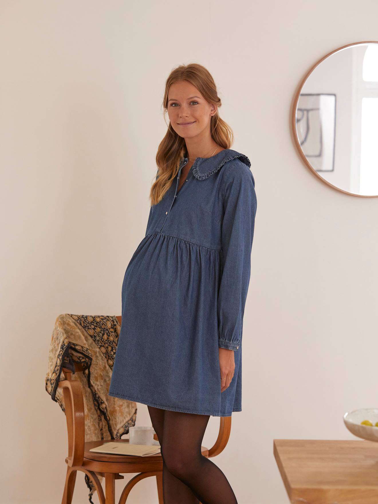 Vestido jeans listrado azul escuro com gola Peter Pan e babado, ideal para gestantes e lactantes.