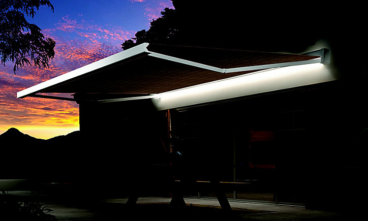 Store de terrasse motorisé Kobe coffre blanc / toile S300 marron 5 x 3,5m, avec LED