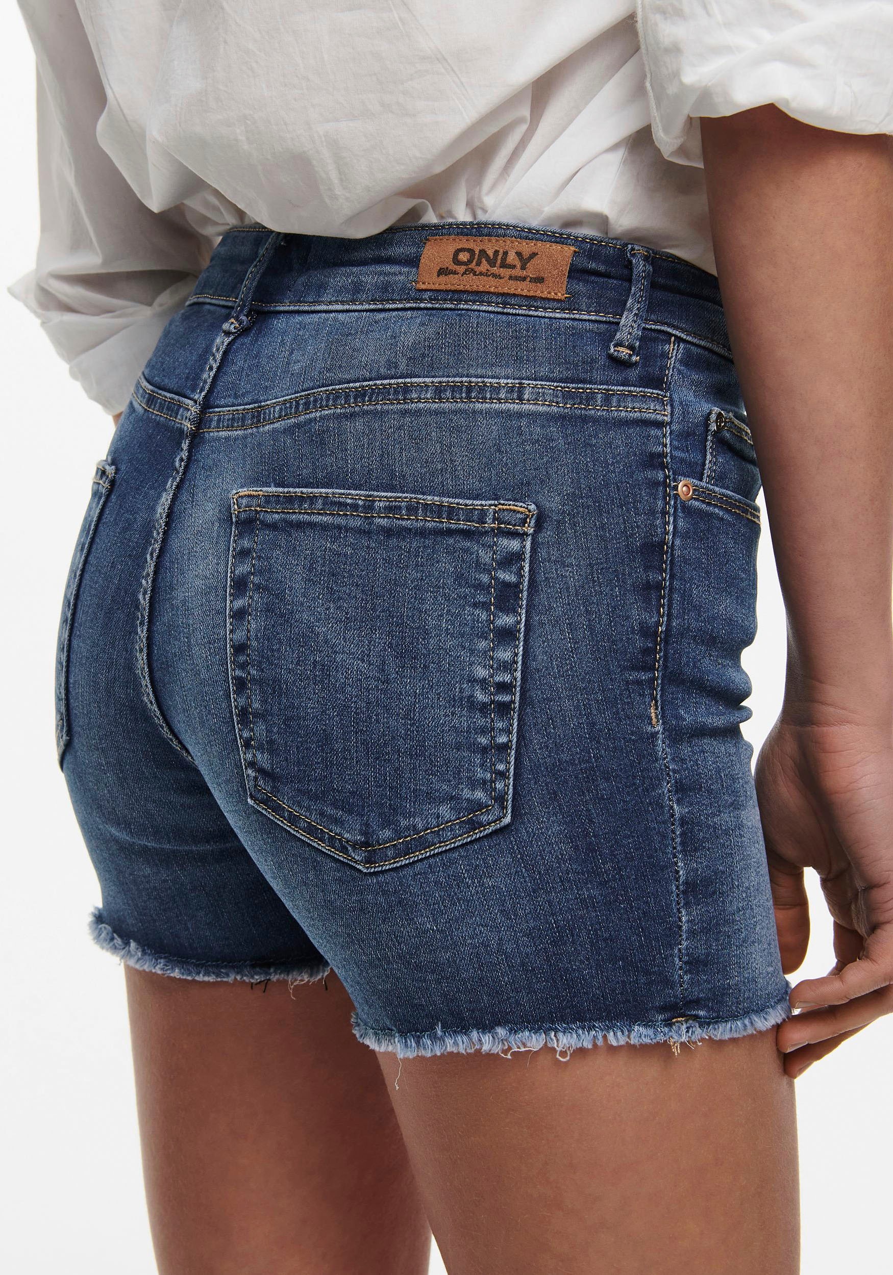 ONLY Jeansshorts »ONLBLUSH – Jeansshorts mit fransigem Saum«, Abriebeffekte, modisch, skinny fit, Rundhals, regular fit
