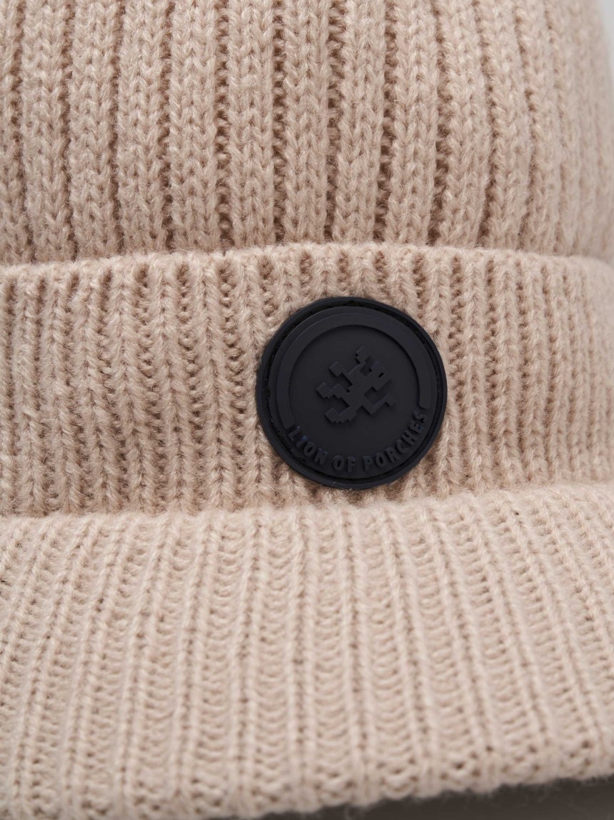 Gorro canelado com pala