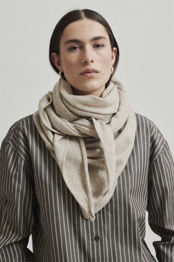Second Female Warming Knit Scarf Brazilian sand