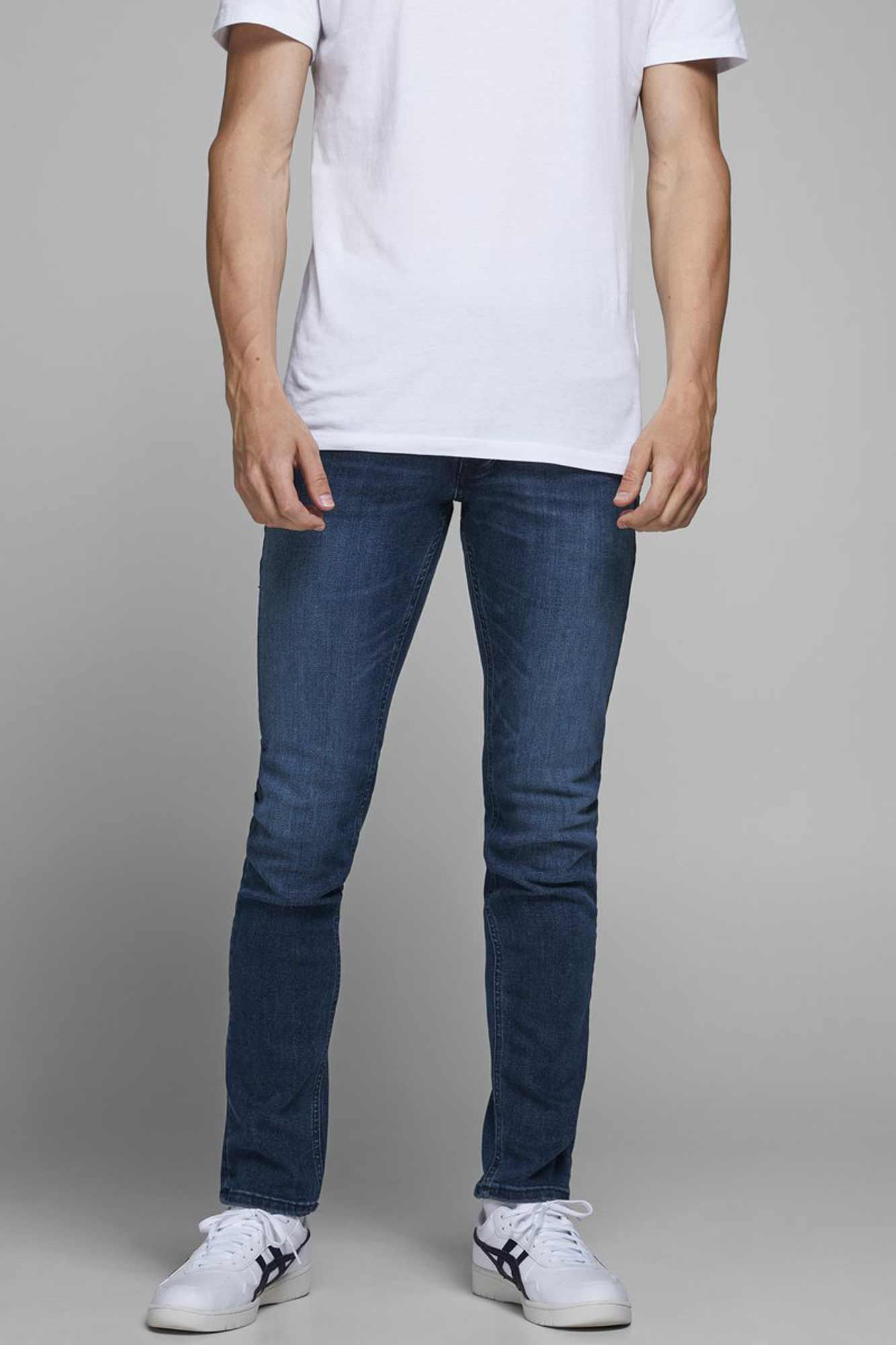 calça jeans slim fit afunilada