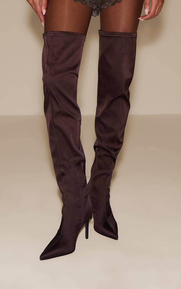 Chocolat Bottes À Talon À Bout Pointu En Satin Au-dessus Du Genou