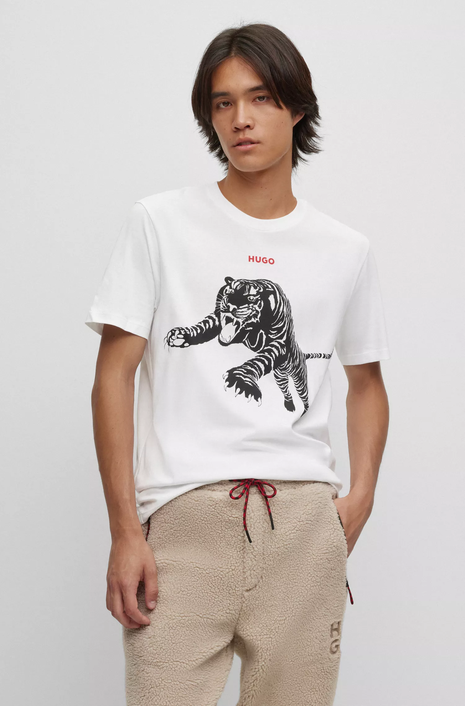 Camiseta HUGO vermelha em malha de algodão com estampa e logotipo.