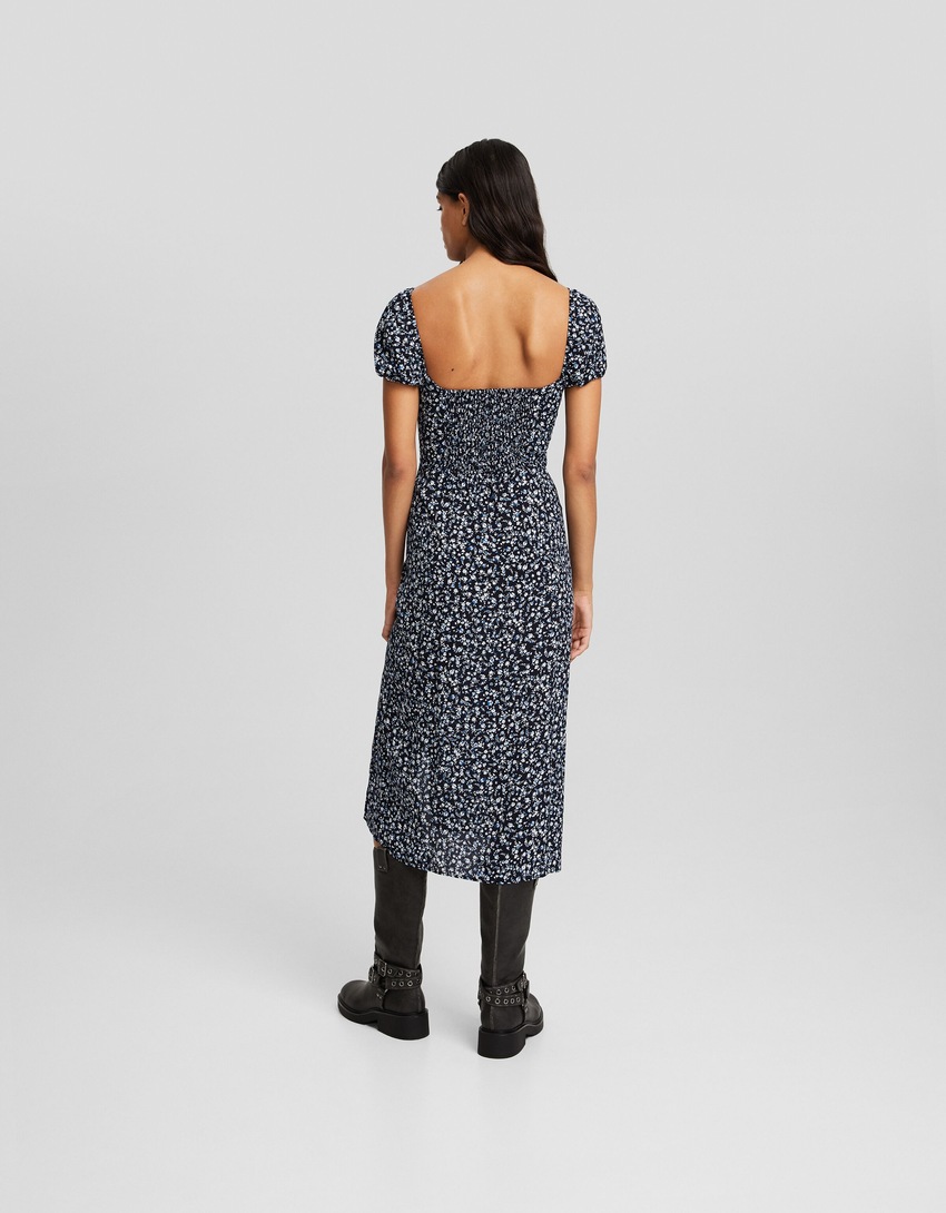 Vestido midi de manga curta com estampa e recortes
