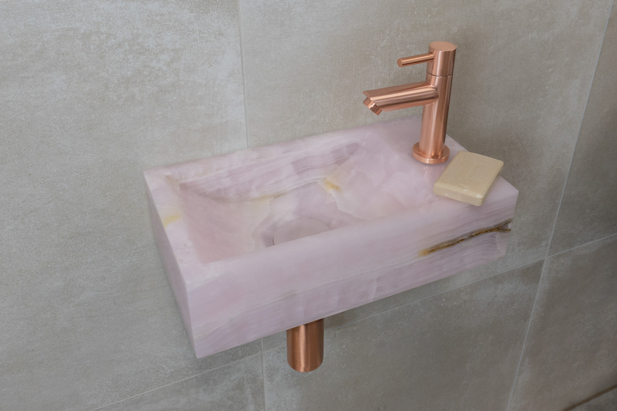 Saniclear Pink Onyx fonteinset met rechte kraan in geborsteld koper