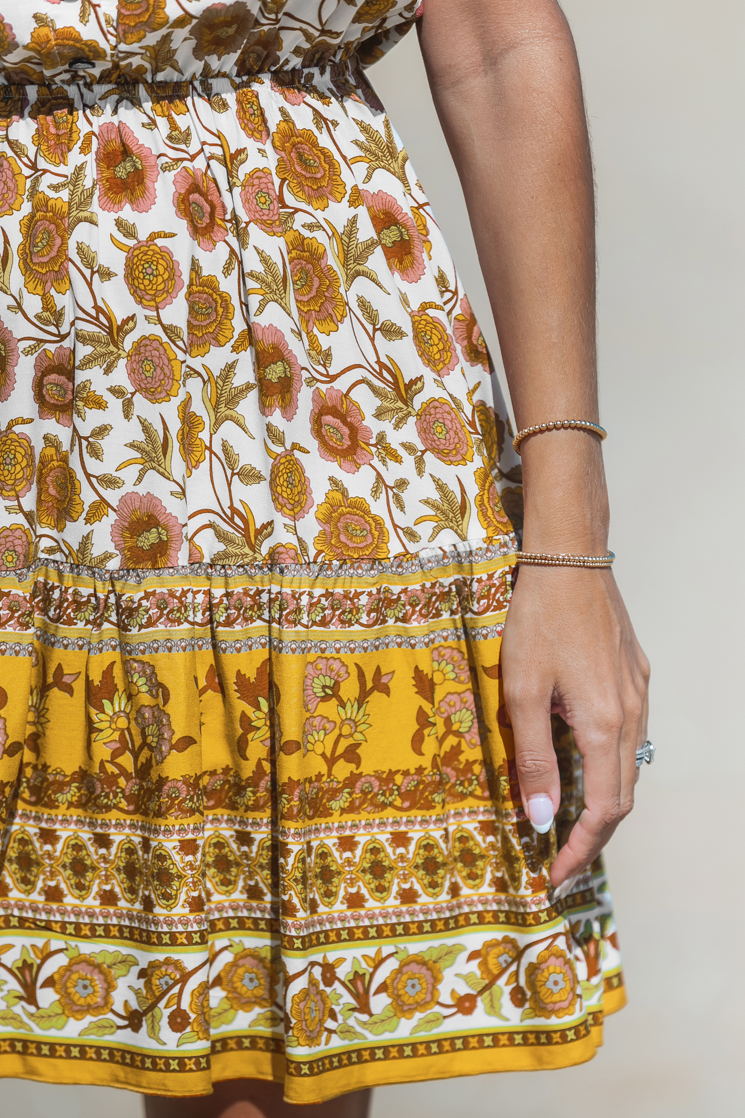 Robe mini sans manches avec col en V à fleurs