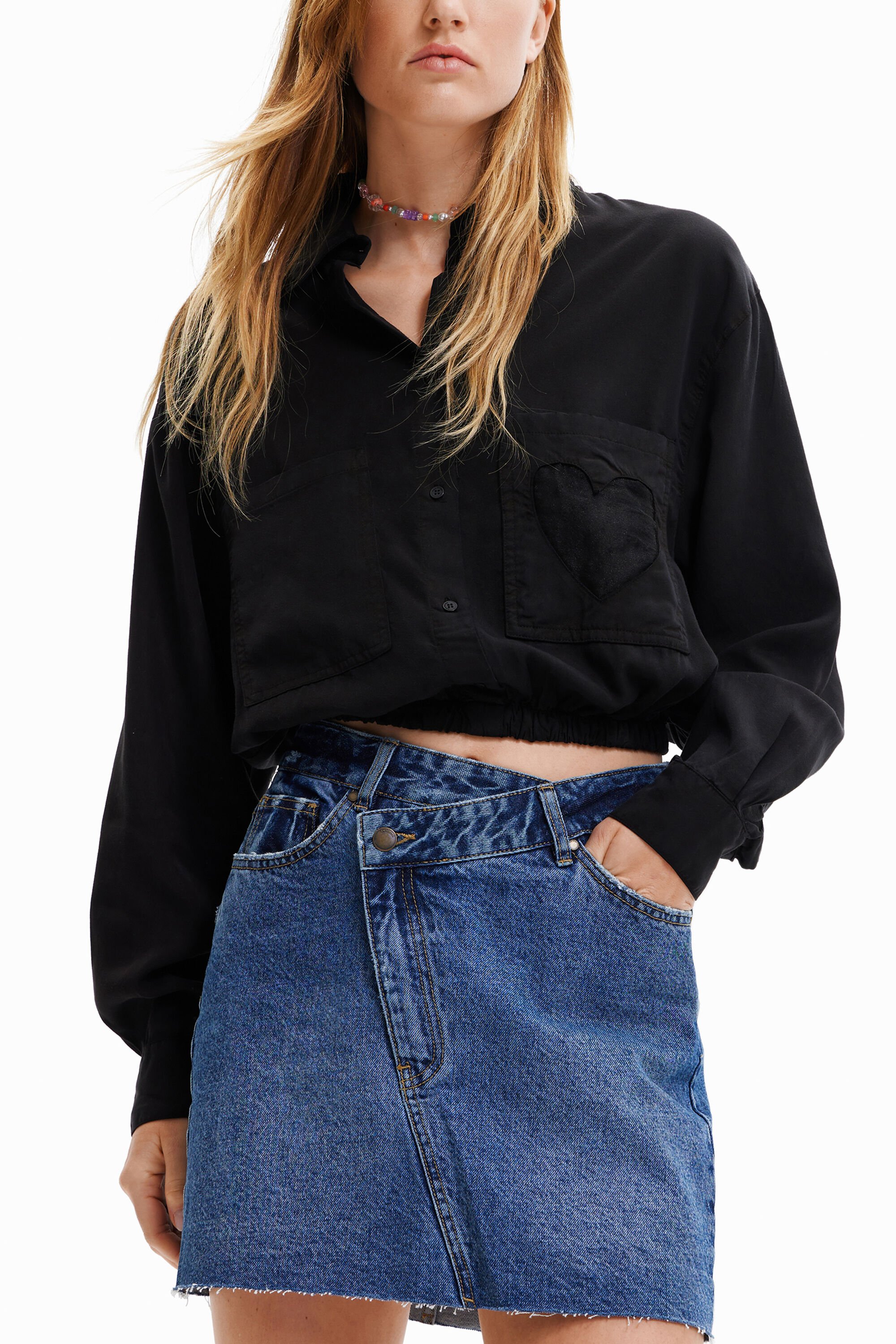Blusa cropped com bolso em formato de coração