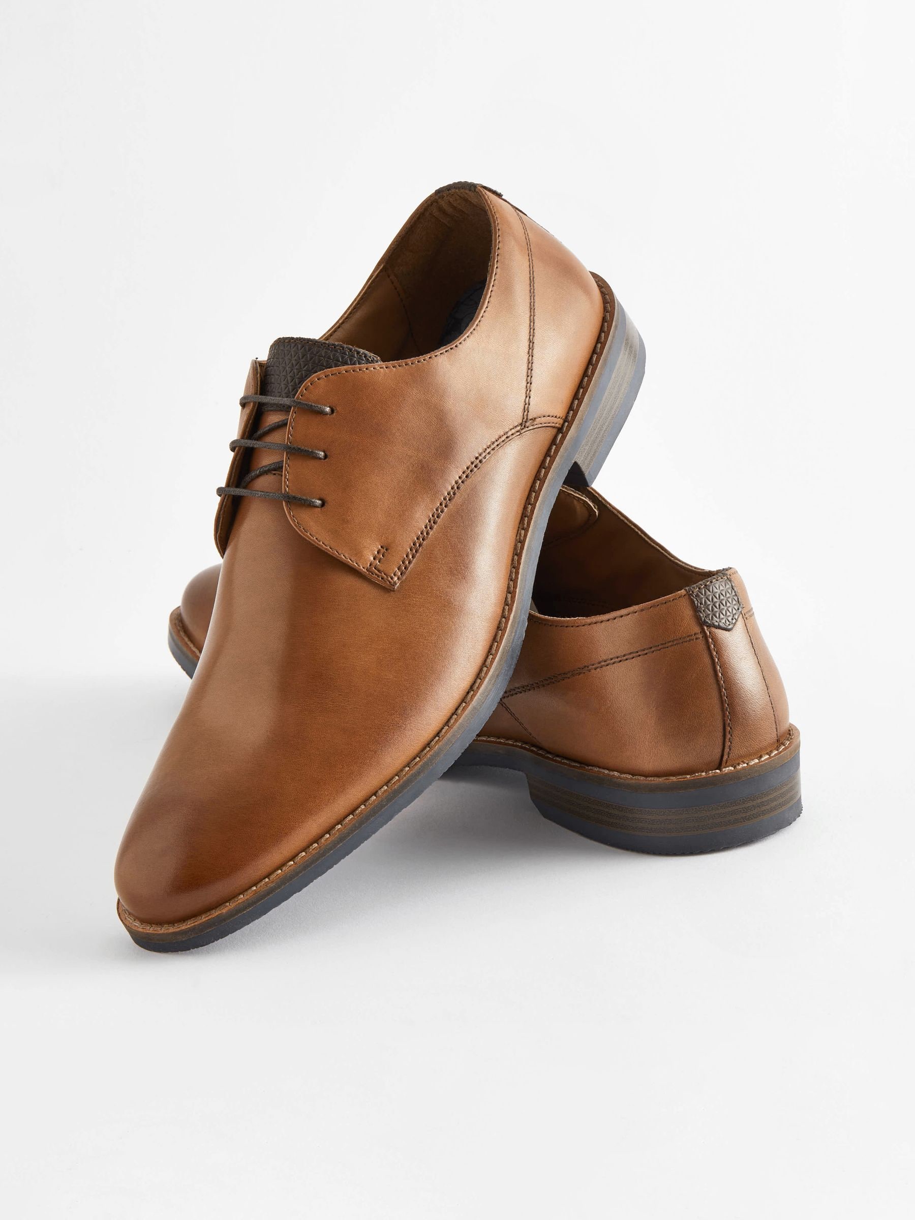 Lichtbruin - Standaard pasvorm - Leren Derby-schoenen met contrasterende marineblauwe zool