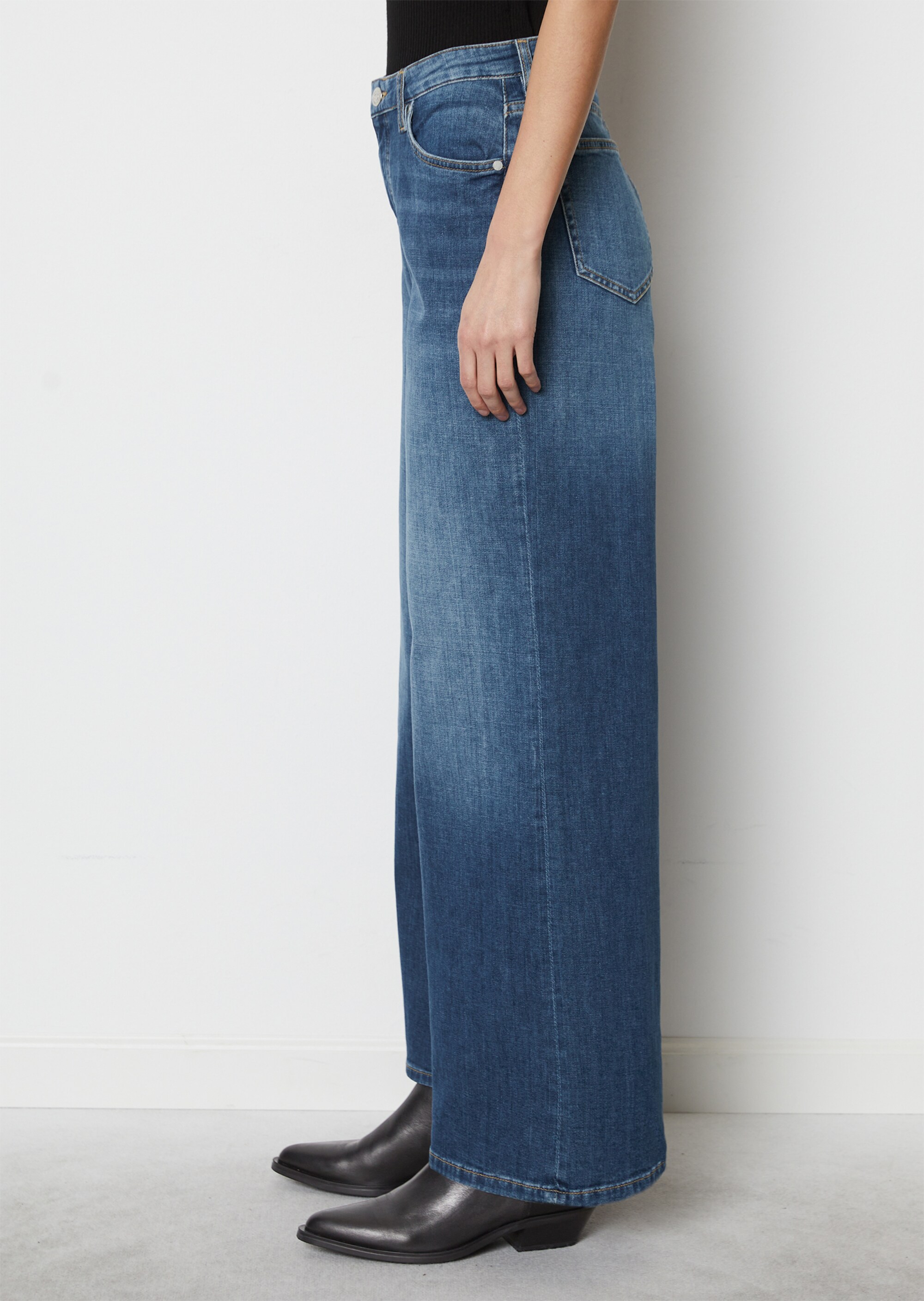 Ausgestellte High Waist Jeansaus Cashmere Touch Denim