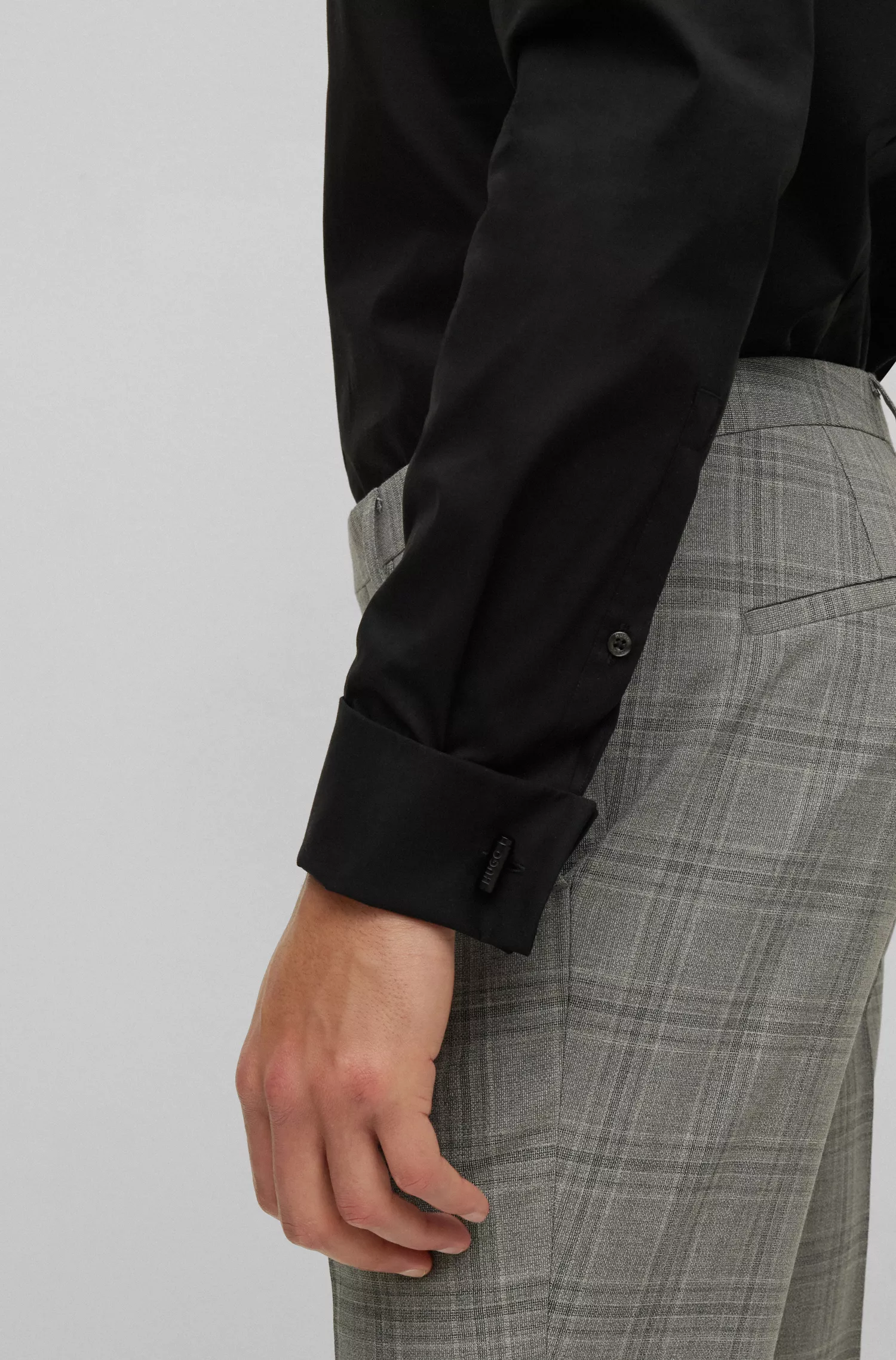 Abotoaduras HUGO em alumínio vermelho e preto com design de trava de cordão cilíndrica.
