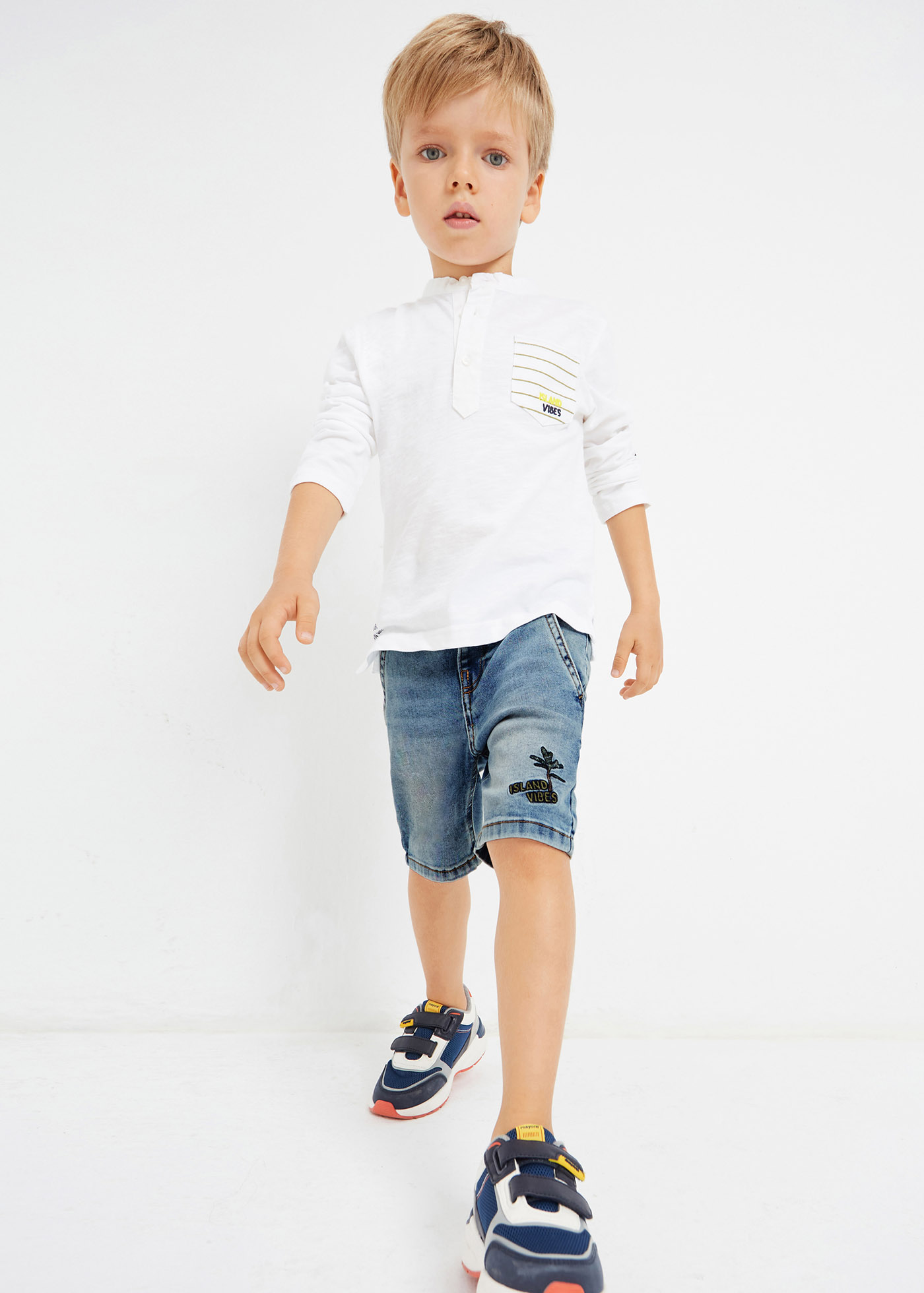 Bermuda jeans feita com algodão sustentável para meninos