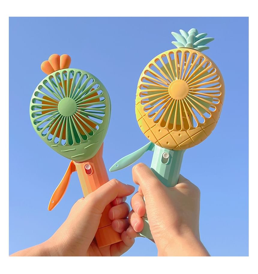 Miumi - Wortel/Ananas Plastic Handaangedreven Ventilator met Mistverstuiver