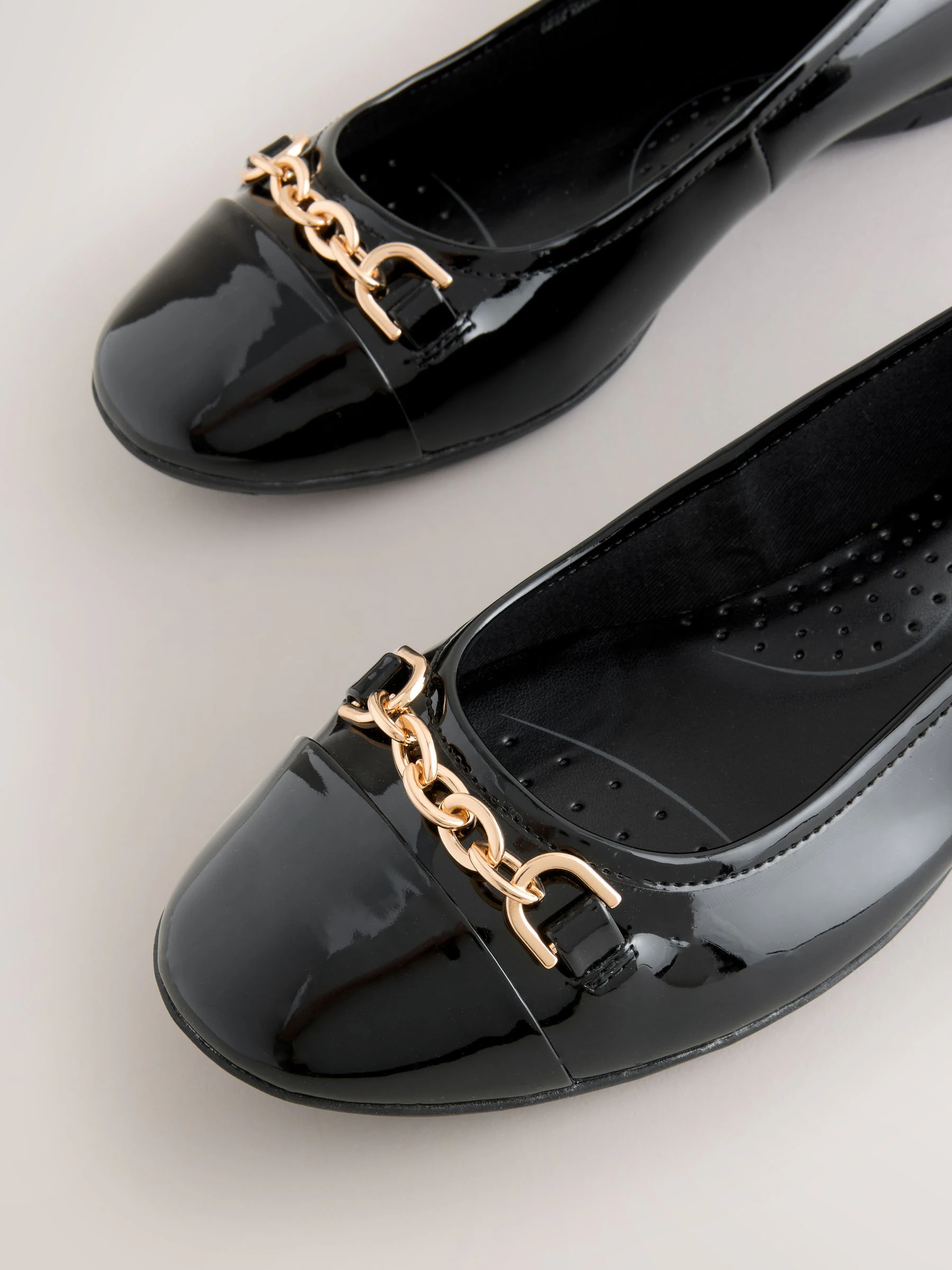 Zwart - Forever Comfort® ballerina's met ketting en hardware