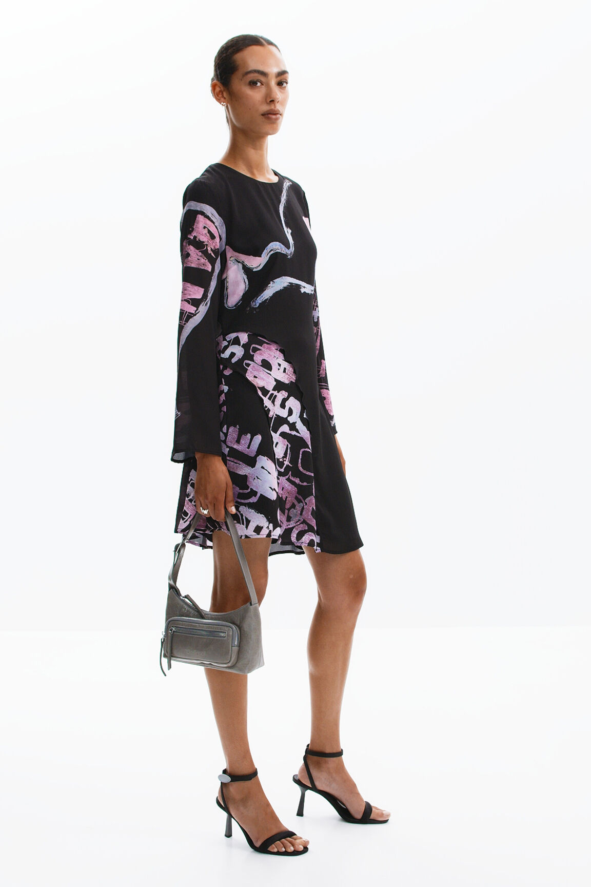 Vestido curto assimétrico com estampa de letras.