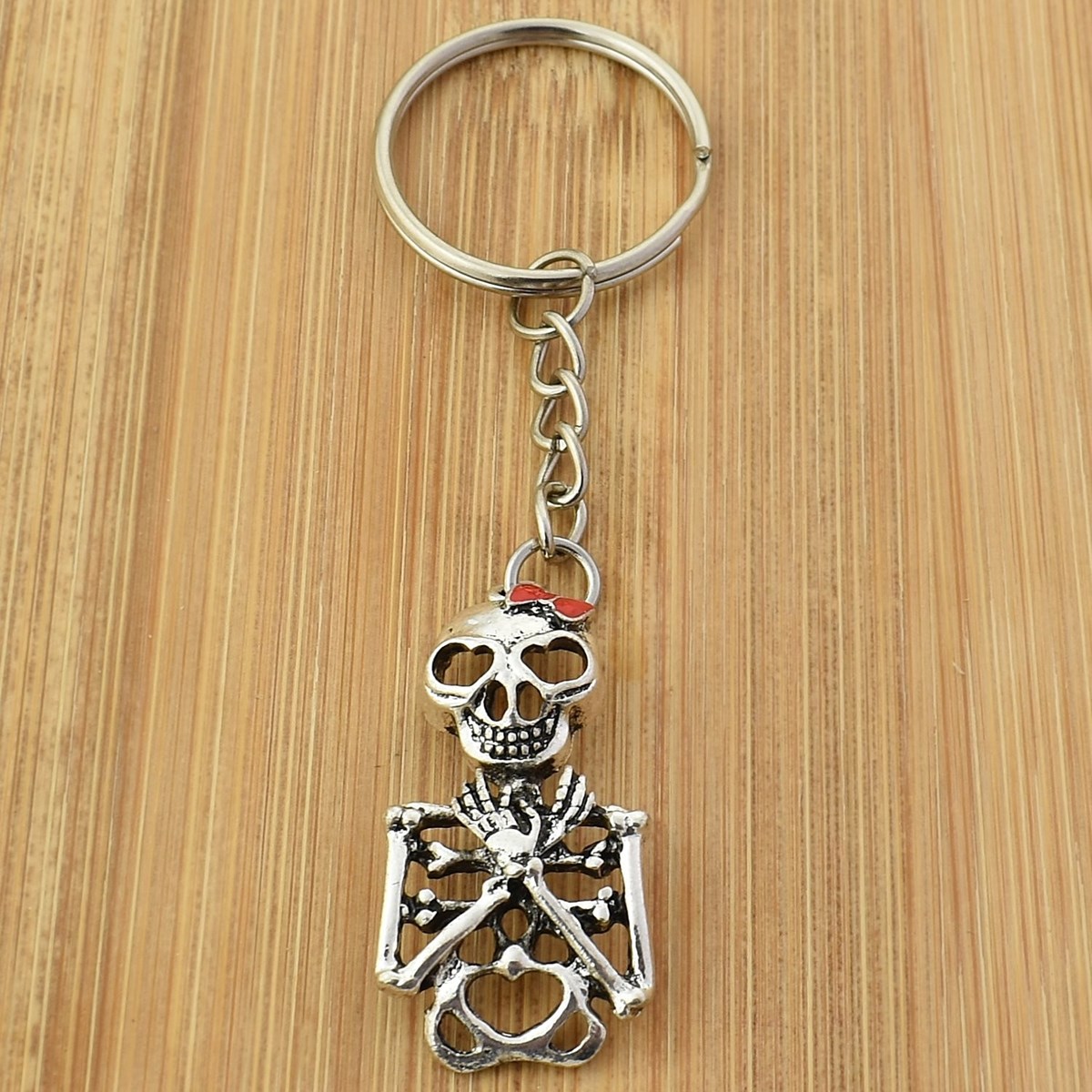Porte-clés squelette gothique yeux de coeur noeud papillon rouge argenté