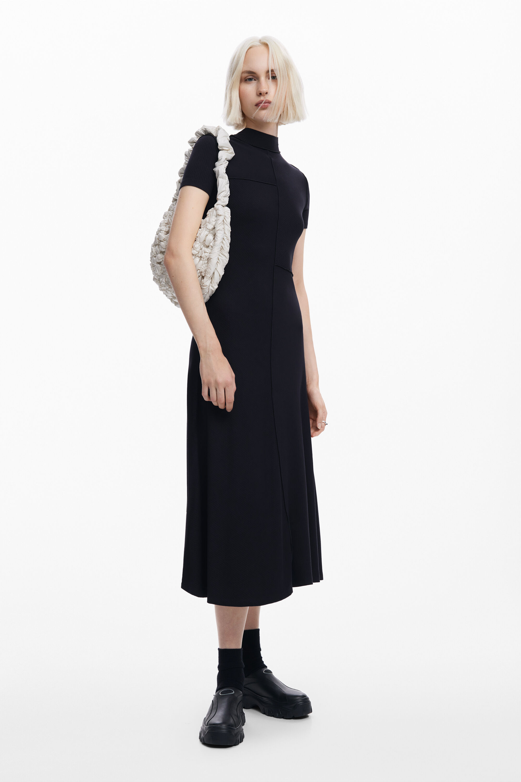 Vestido midi de gola alta