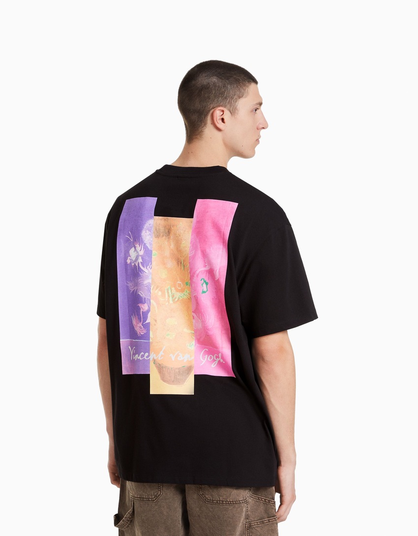Camiseta de manga curta com estampa Van Gogh e modelagem quadrada.
