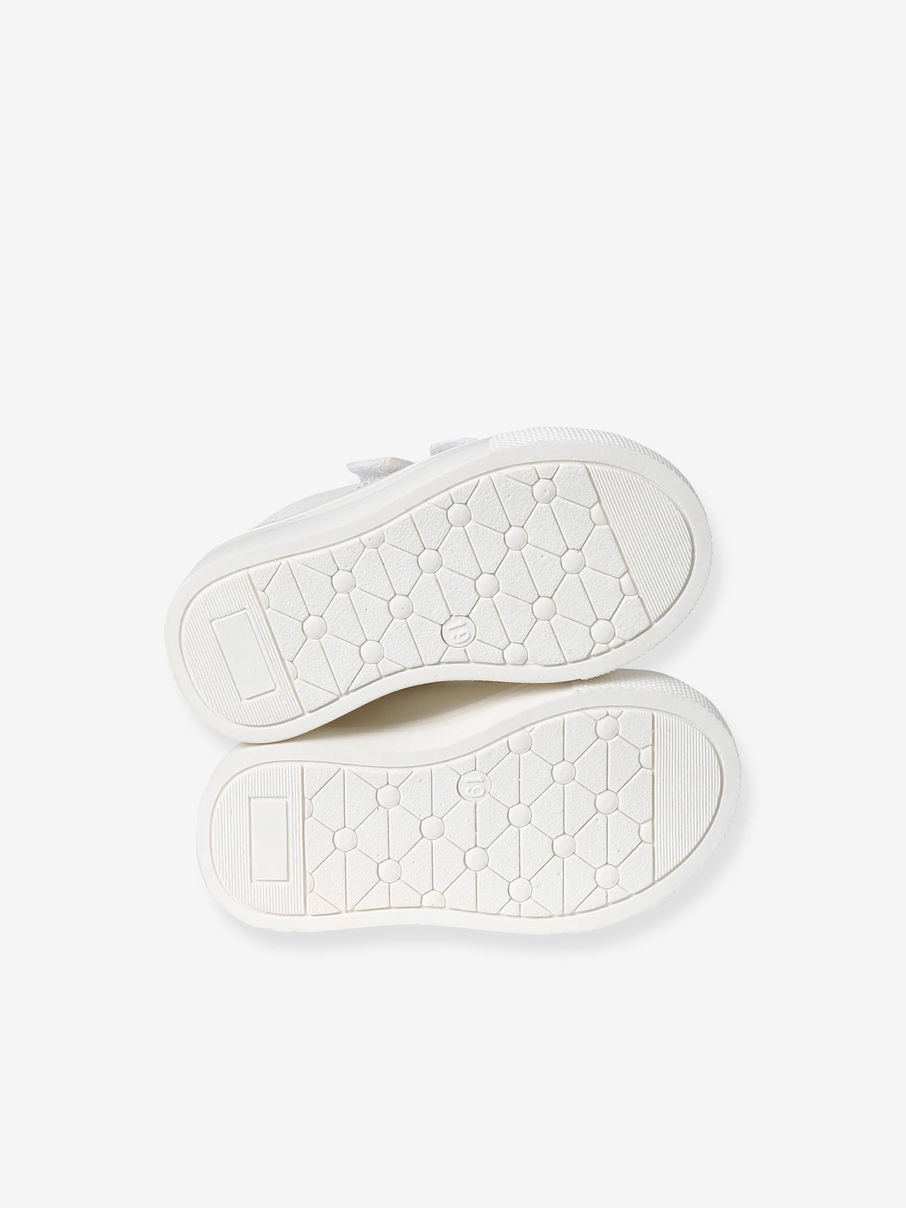 Tênis branco para bebê com fecho de velcro
