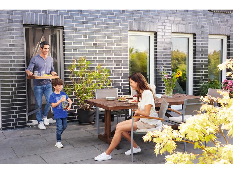 tesa Insektenschutz Lamellentür Teleskopierbar für Terrasse Insektenschutzvorhang mit Lamellen – Fliegengitter für Balkon- und Terrassentüren – mit Teleskop-Funktion – zur einfachen Montage ohne Bohren