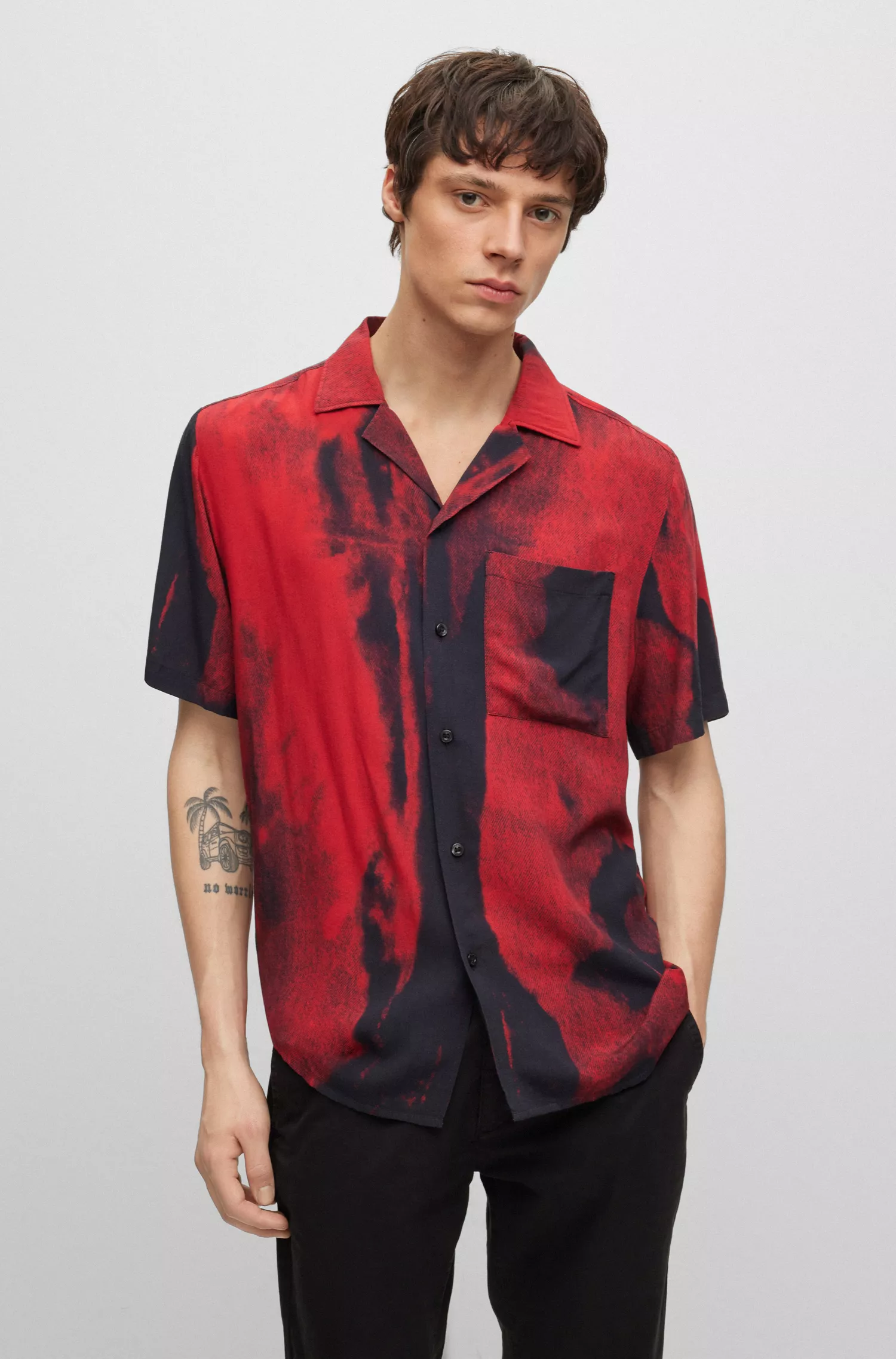 Camisa HUGO vermelha de modelagem relaxada em popeline com estampa tingida em degradê.