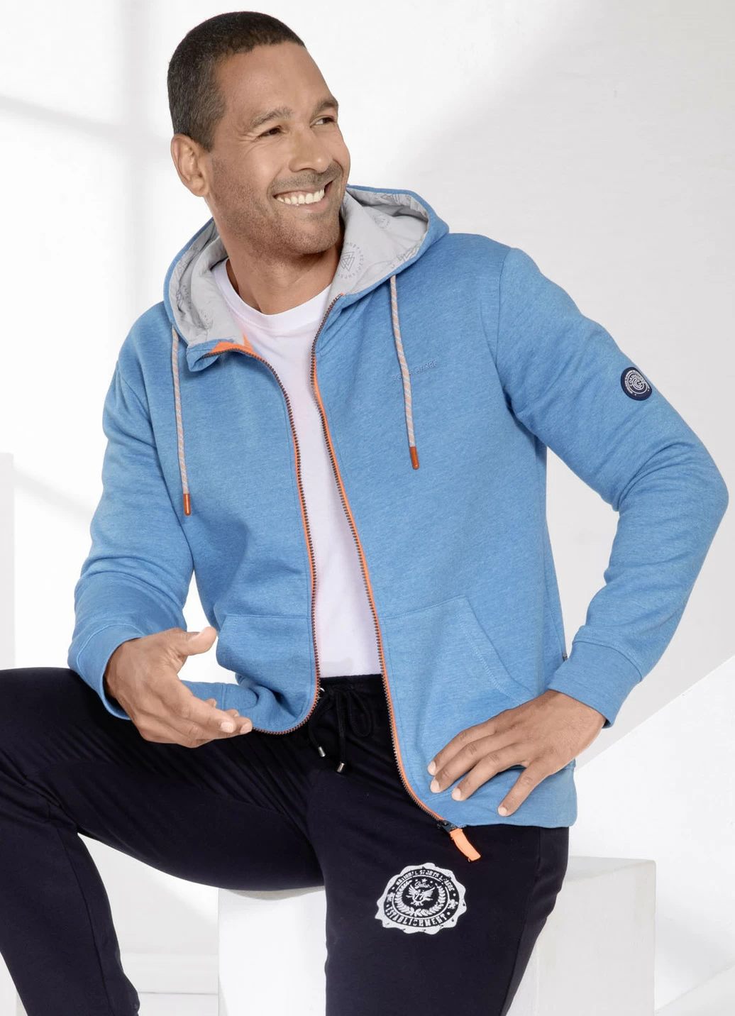 Sweatjacke mit Kapuze