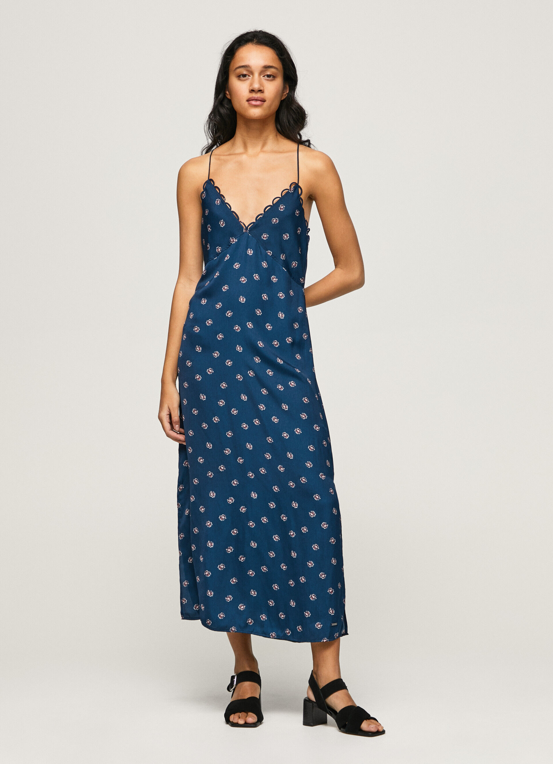 VESTIDO DE CETIM COM OMBRO FLORAL - multicolorido