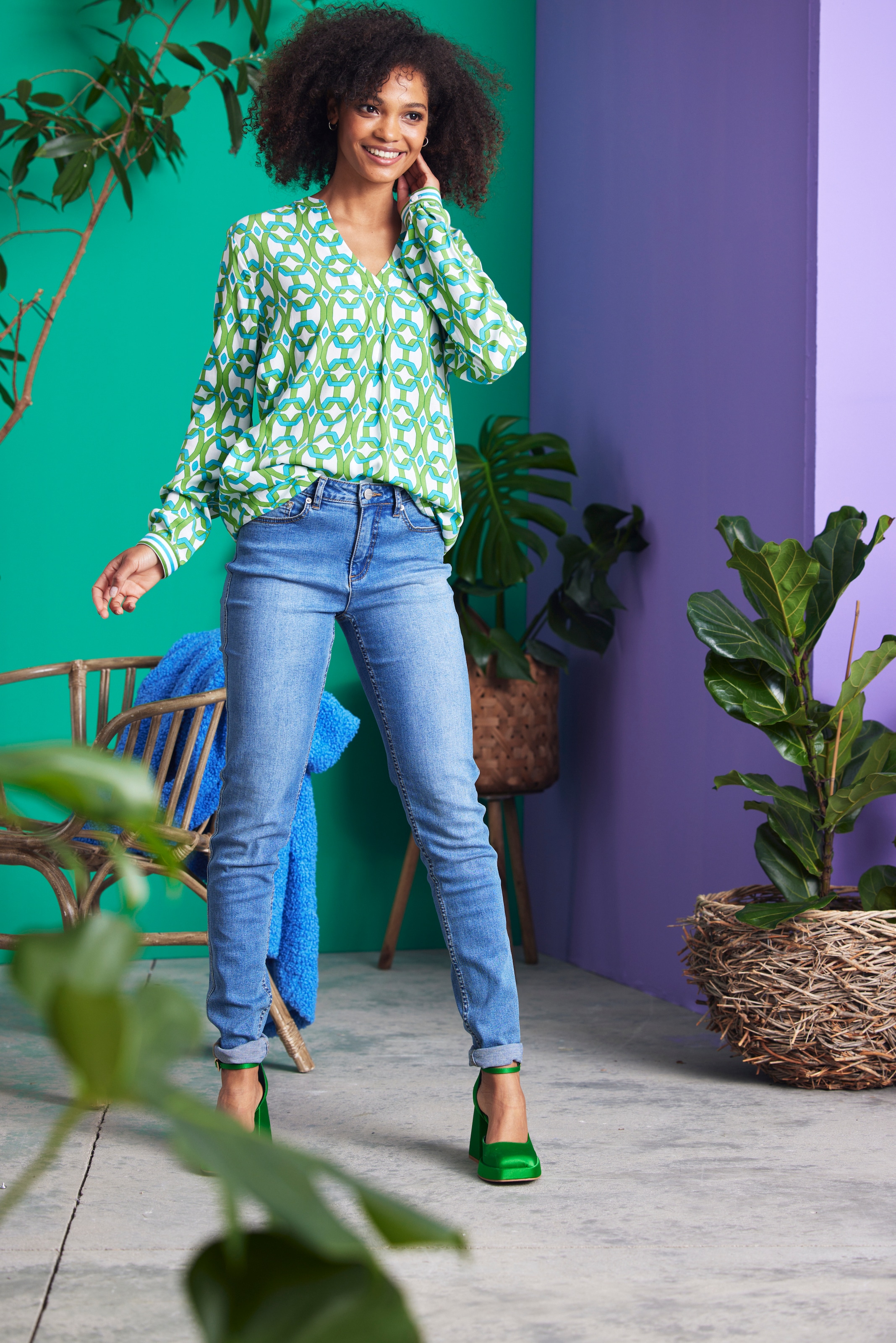 Aniston CASUAL Schlupfbluse , mit extravagantem, graphischem Druck